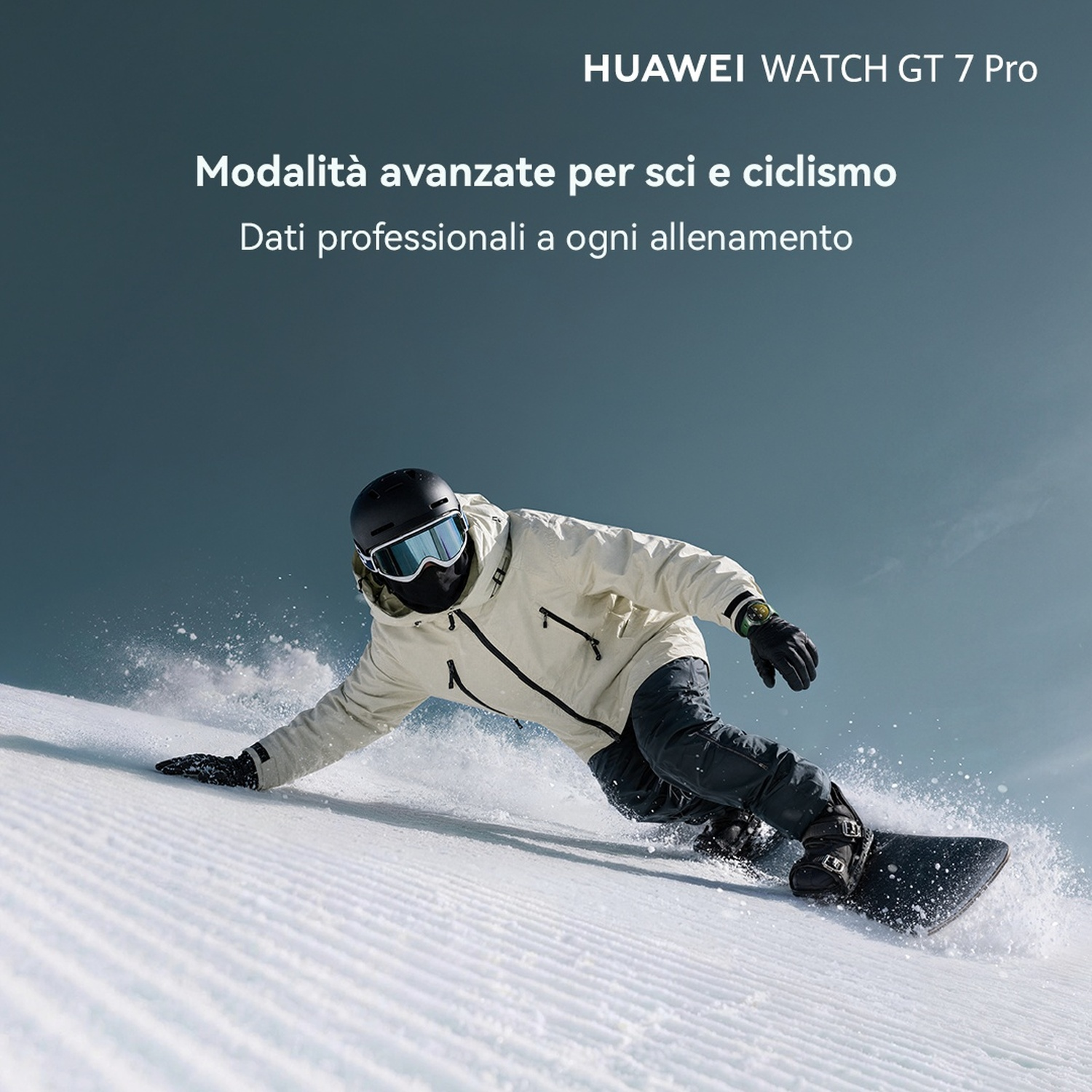 Uno snowboarder scende in carving su una pista innevata sollevando neve.
