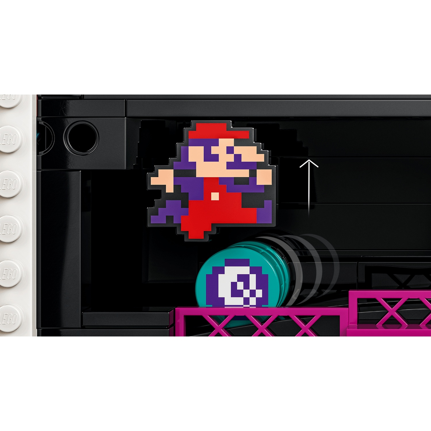 Mario pixel si muove su una console Lego nera con binario e cilindro rosa.