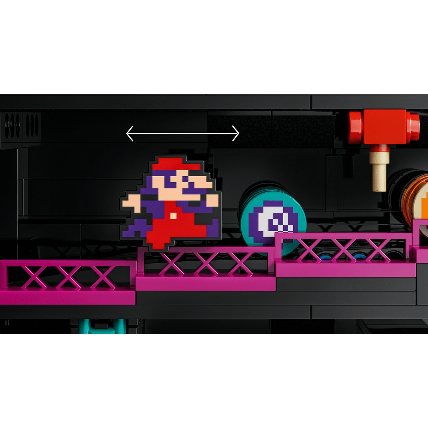 Figura Lego di Mario in pixel su piattaforme rosa in un set di gioco nero con un martello rosso.