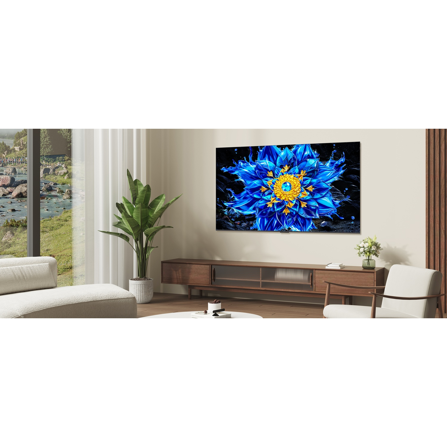 Soggiorno con grande TV che mostra un fiore blu e giallo, piante e mobili accoglienti davanti a una grande finestra.