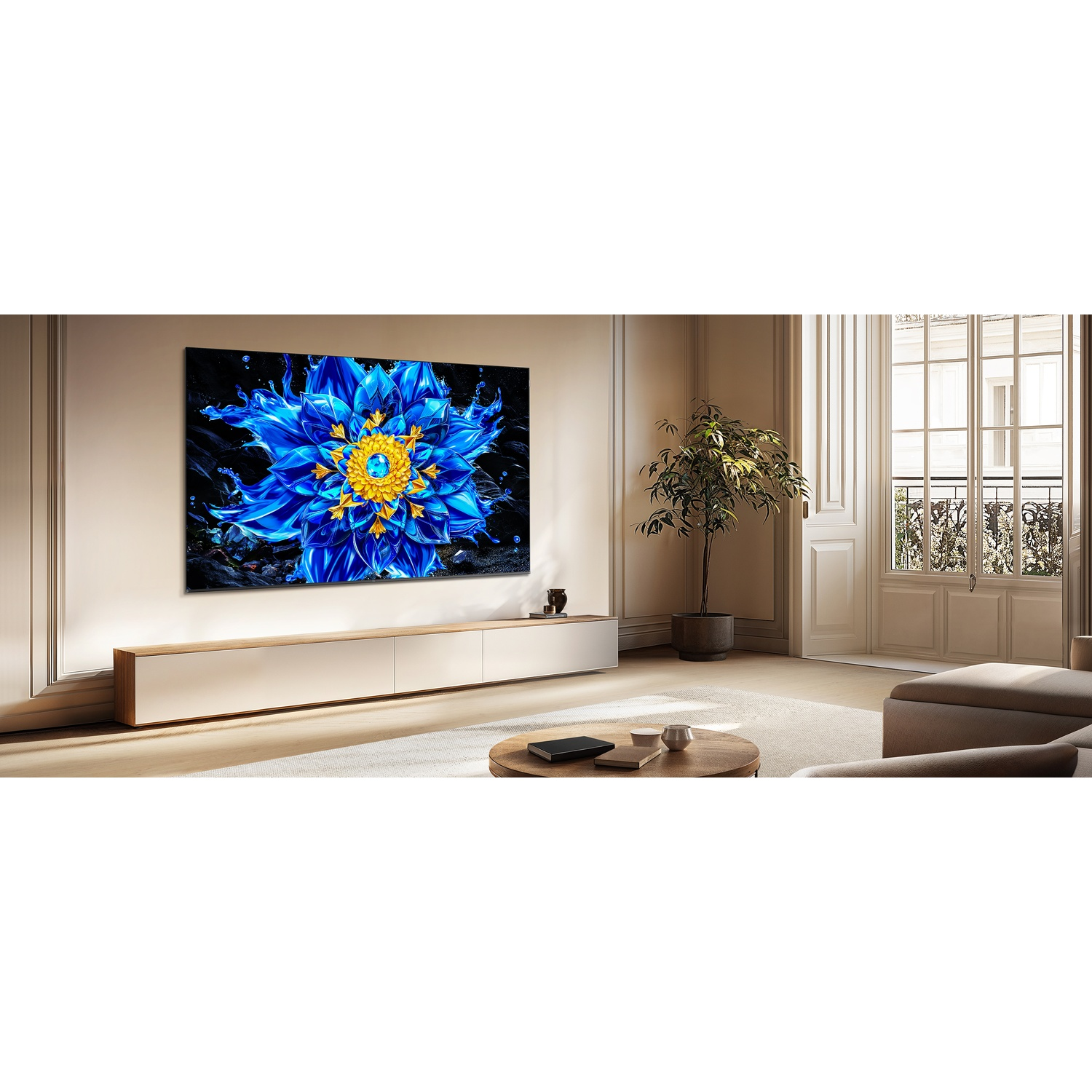 Soggiorno con grande TV che mostra un fiore blu astratto, mobile basso, pianta e grandi finestre.