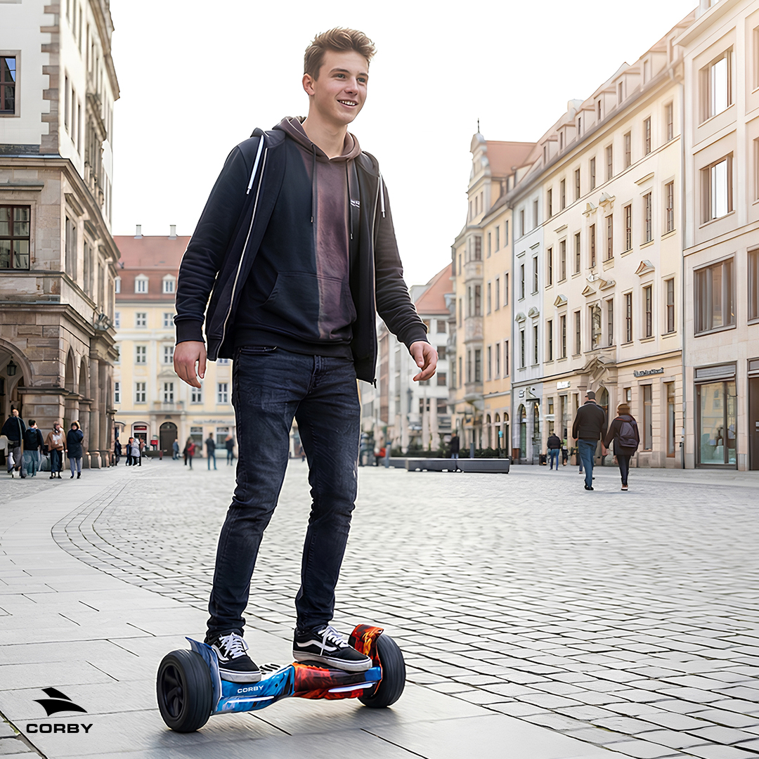 Genç bir adam mavi ve kırmızı hoverboard ile Avrupa'nın tarihi şehir merkezinde geziyor.
