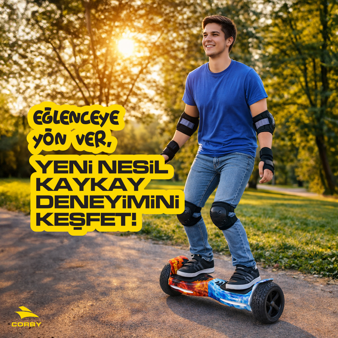 Gülüümseyen bir genç, parkta koruyucu ekipmanla mavi ve kırmızı hoverboard sürüyor.