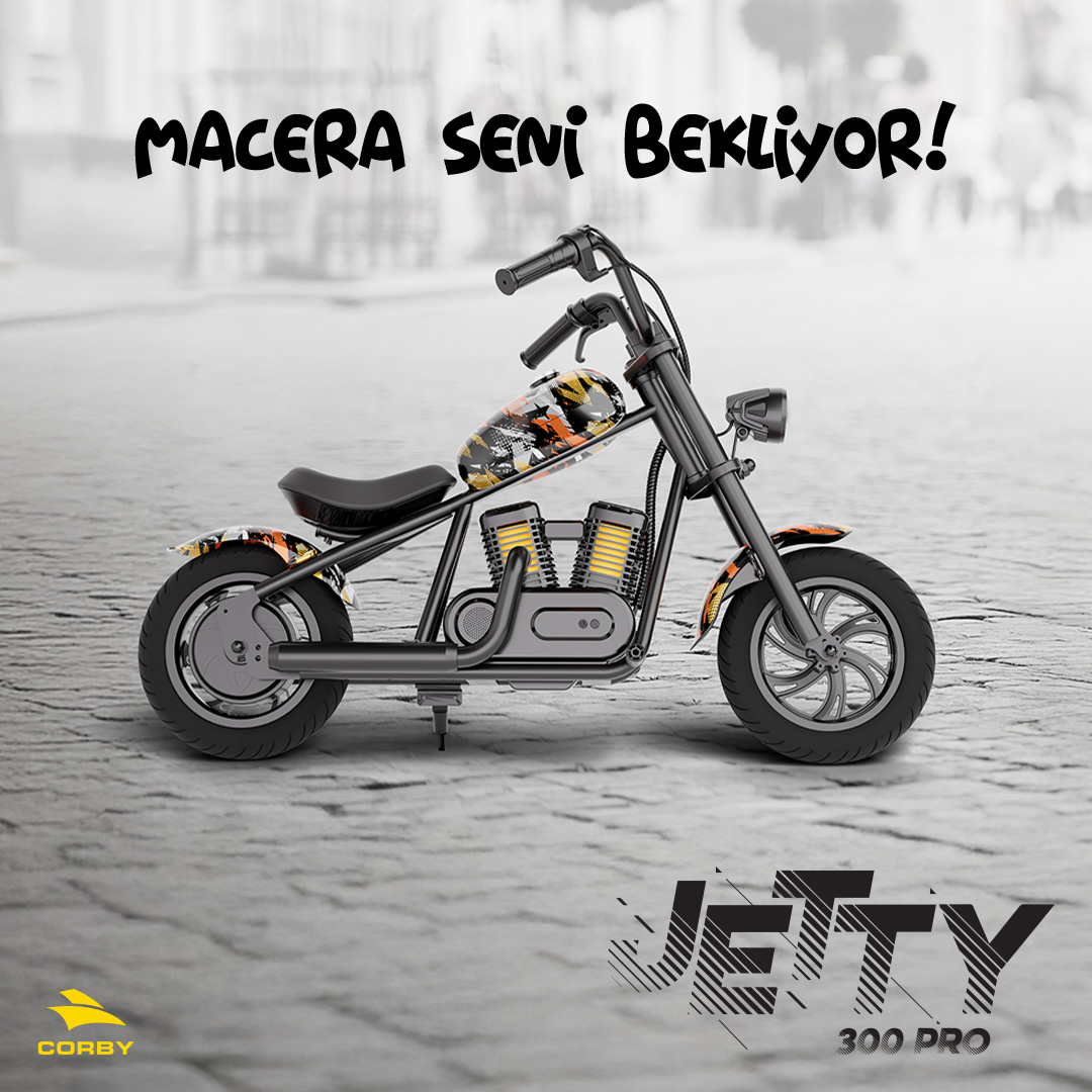Gri taş zeminde turuncu detaylı siyah mini chopper motosiklet, arkada macera yazısı.