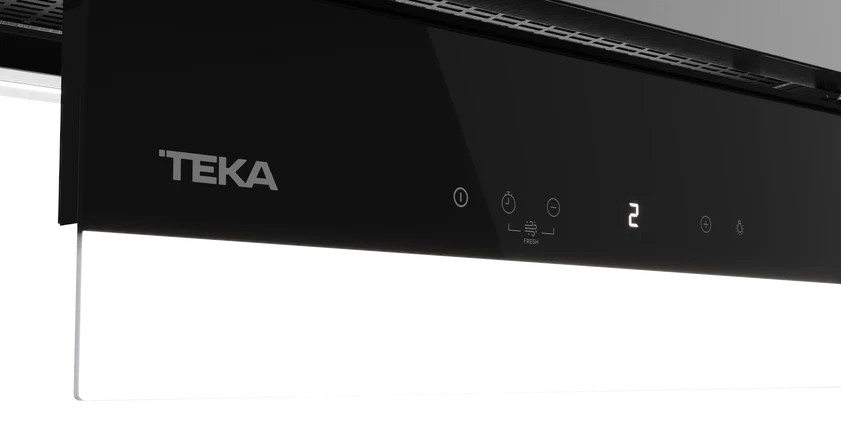 Czarny okap kuchenny TEKA z dotykowym panelem sterowania i wyświetlaczem LED.