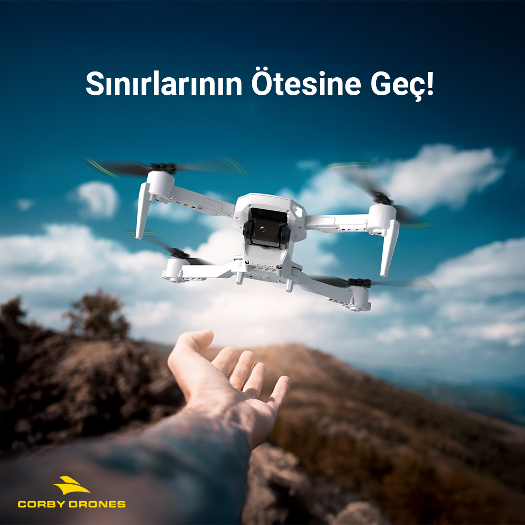 Dağ ve gökyüzü arka planında beyaz bir drone'a uzanan bir el.
