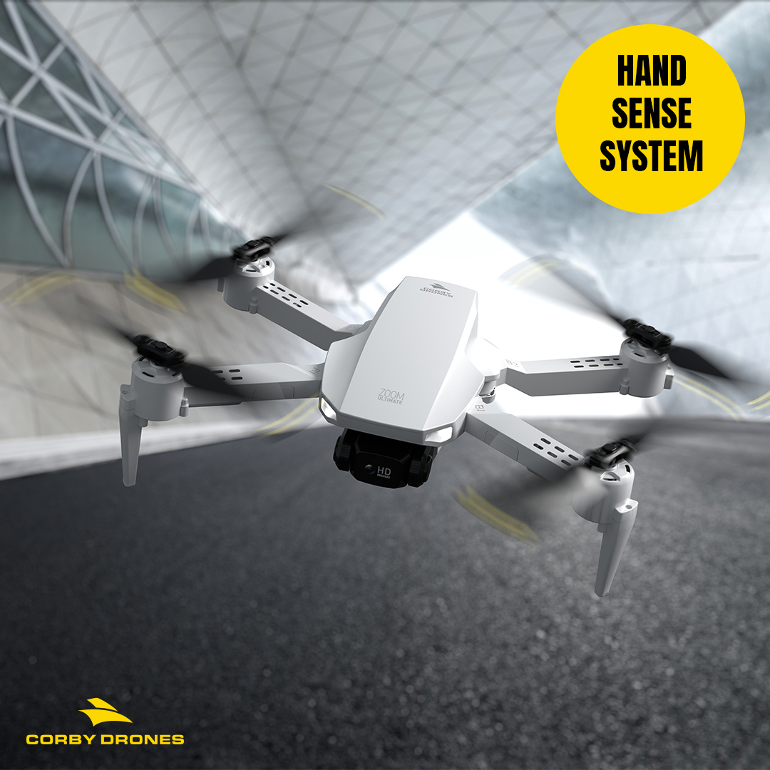 Modern bir mimarinin önünde koyu renkli bir zeminin üzerinde uçan beyaz bir drone.
