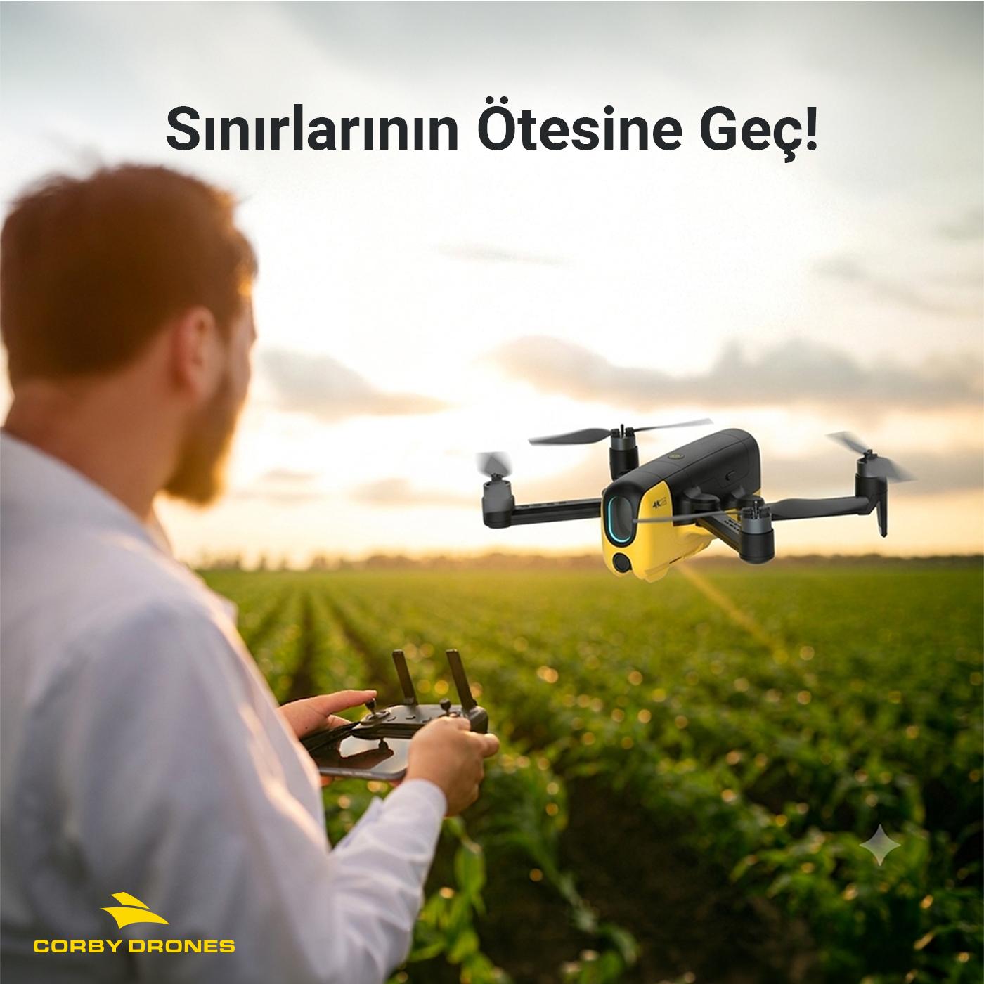 Bir adam gün batımında yeşil bir tarlanın üzerinde sarı-siyah bir drone'u kontrol ediyor.