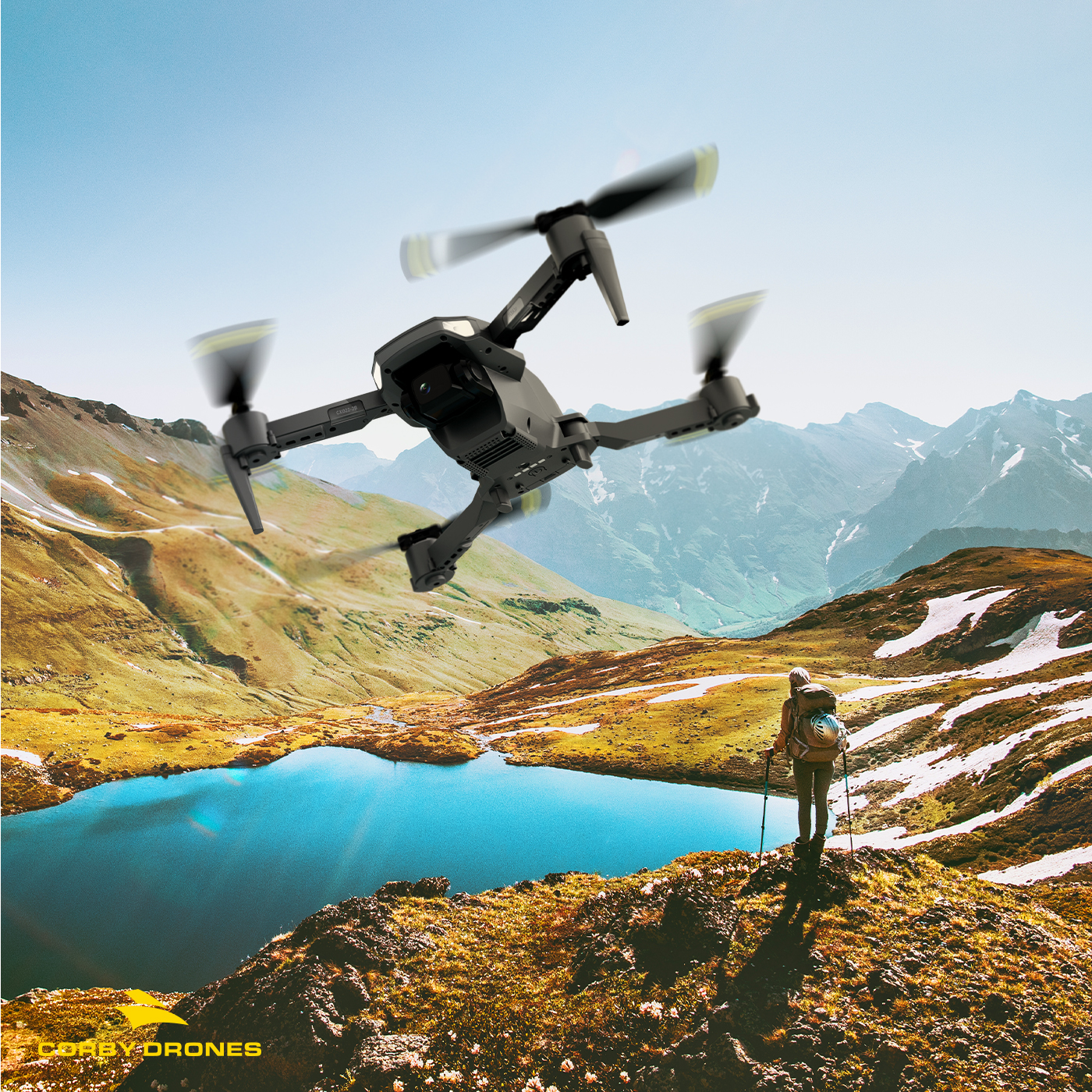 Bir dağ gölünün üzerinde uçan bir drone ve sırtta duran bir yürüyüşçü.