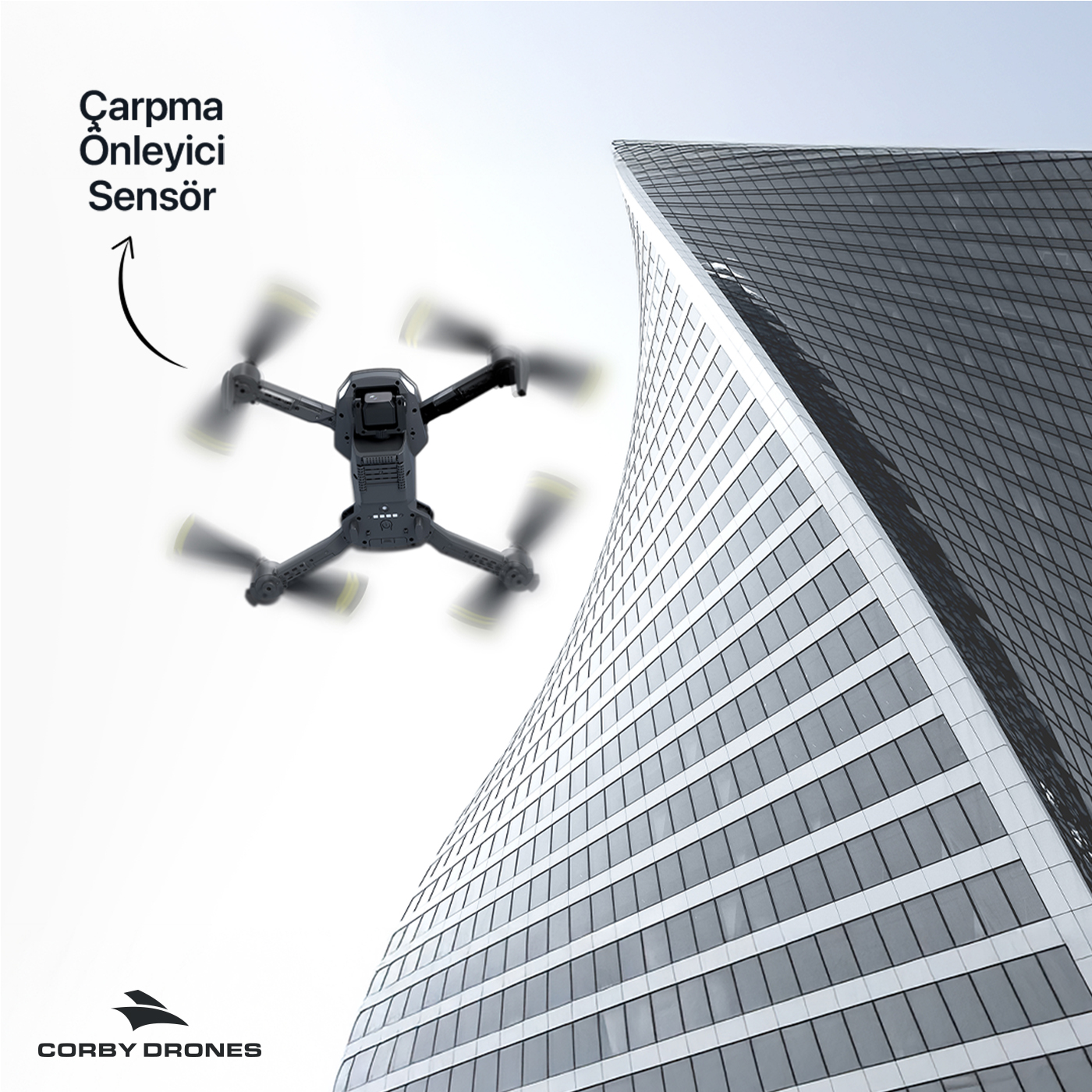 Siyah bir drone, Türkçe metin ve Corby Drones logosu eşliğinde modern bir gökdelenin yakınında uçuyor.