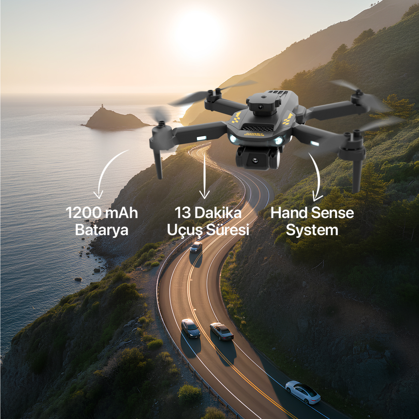 Gün batımında sahil yolunun üzerinde uçan siyah bir drone, ürün özellikleri yazısıyla.