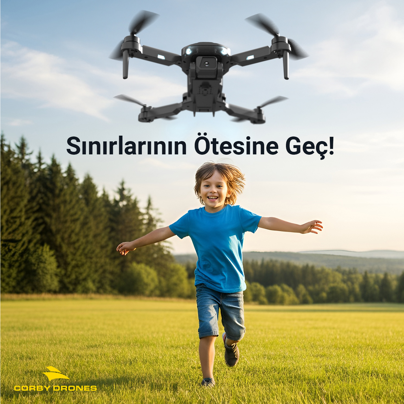 Mavi tişörtlü bir çocuk yeşil tarlada koşarken üzerinde bir drone uçuyor, arka planda ormanlar var.