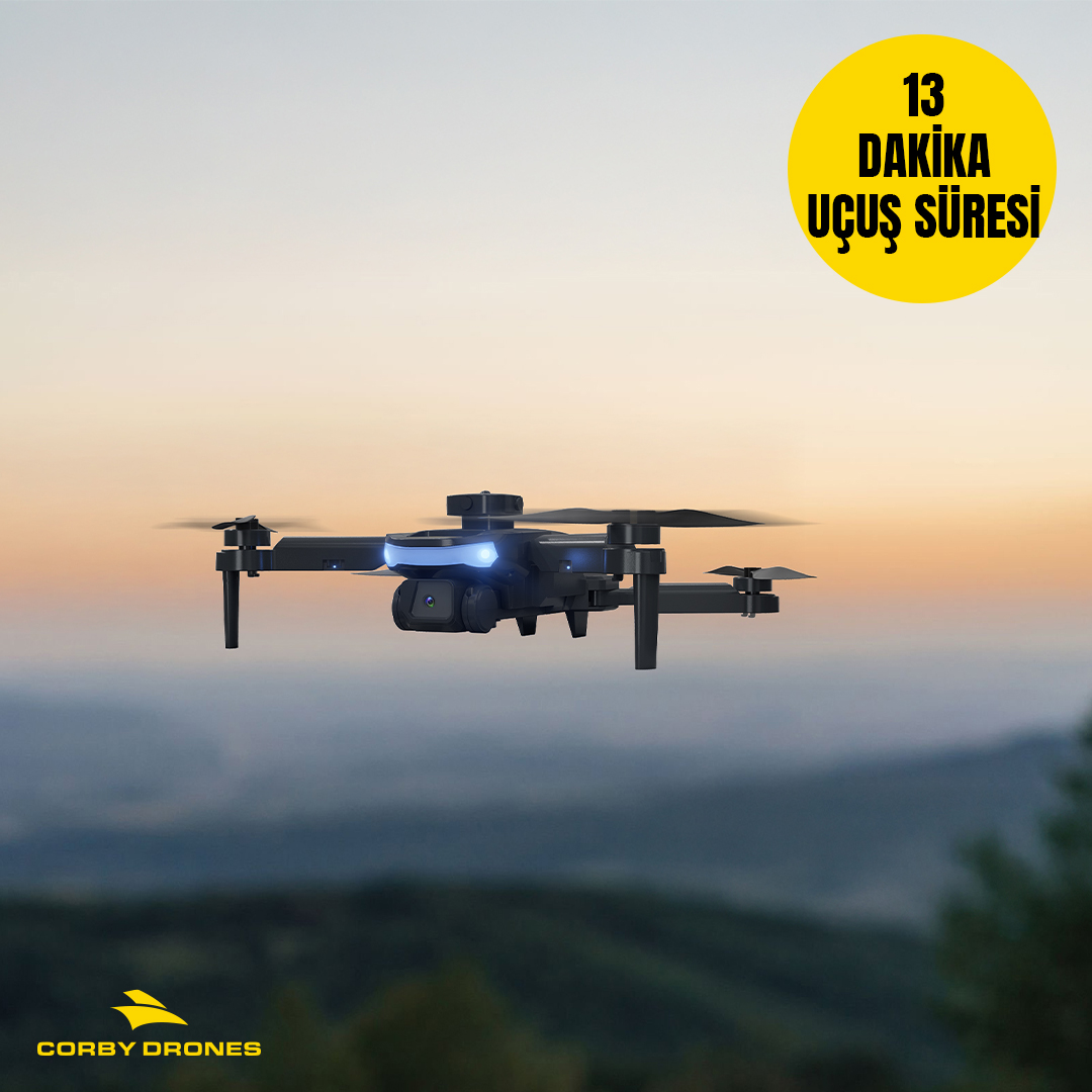 Gün batımında dağların üzerinde uçan siyah drone. Sarı dairedeki metin: 13 dakika uçuş süresi.