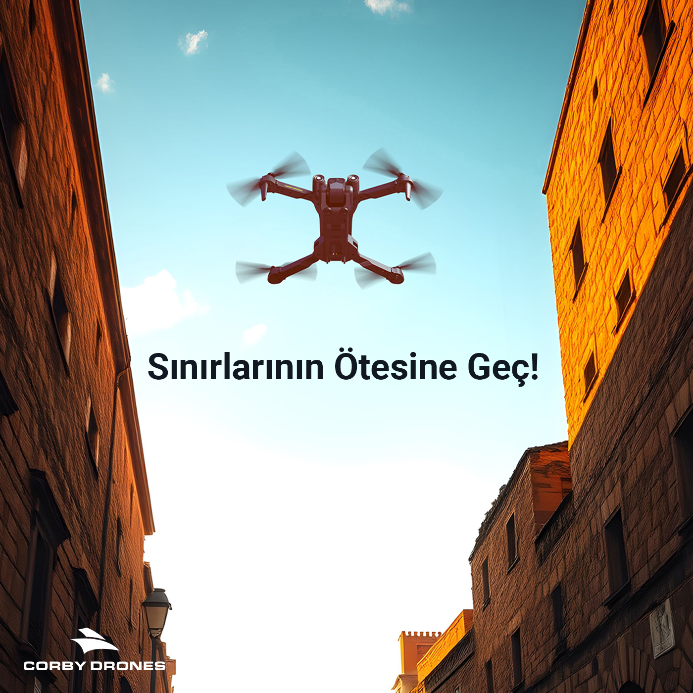 Mavi gökyüzü altında yüksek binalar arasında uçan bir drone, Türkçe metin ve Corby Drones logosu.