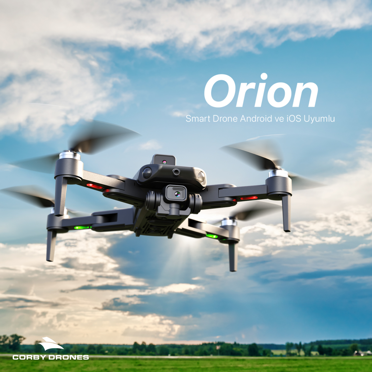 Arka planda metin bulunan yeşil bir çayır üzerinde mavi gökyüzünde uçan siyah bir Orion drone.