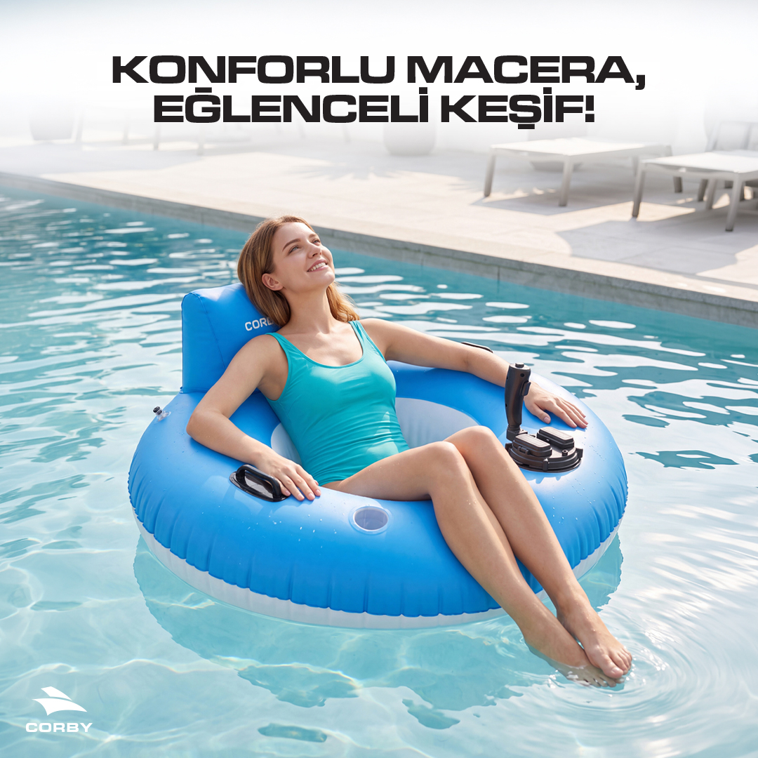 Mavi mayolu bir kadın, güneşli bir havuzda mavi bir havuz simidi üzerinde dinleniyor.