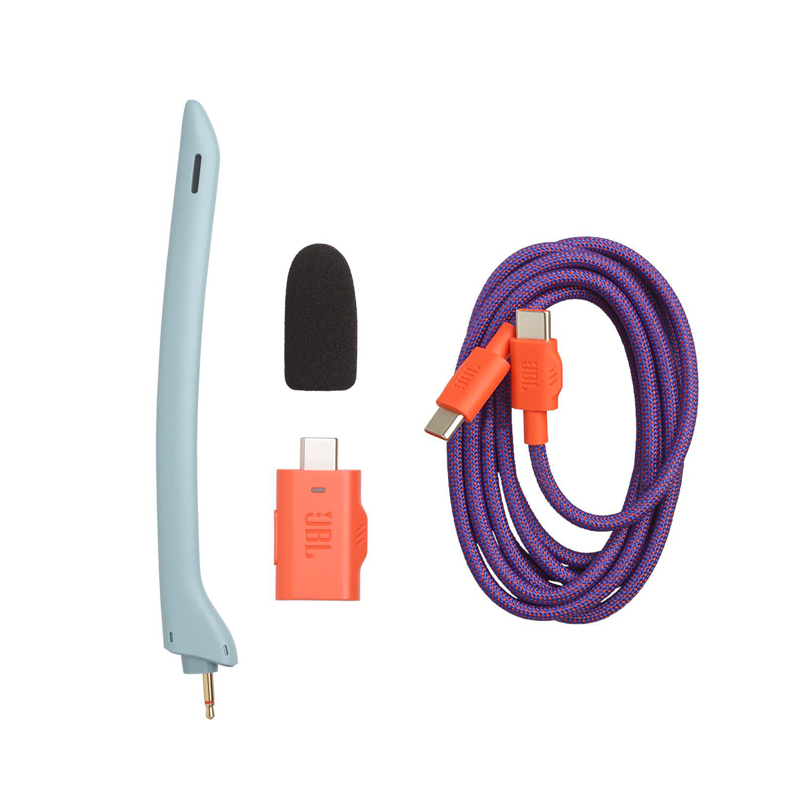 Ein hellblauer Mikrofonarm, schwarzer Schaumstoffschutz, orangener USB-C-Adapter und ein lila-orangenes USB-C-Kabel.