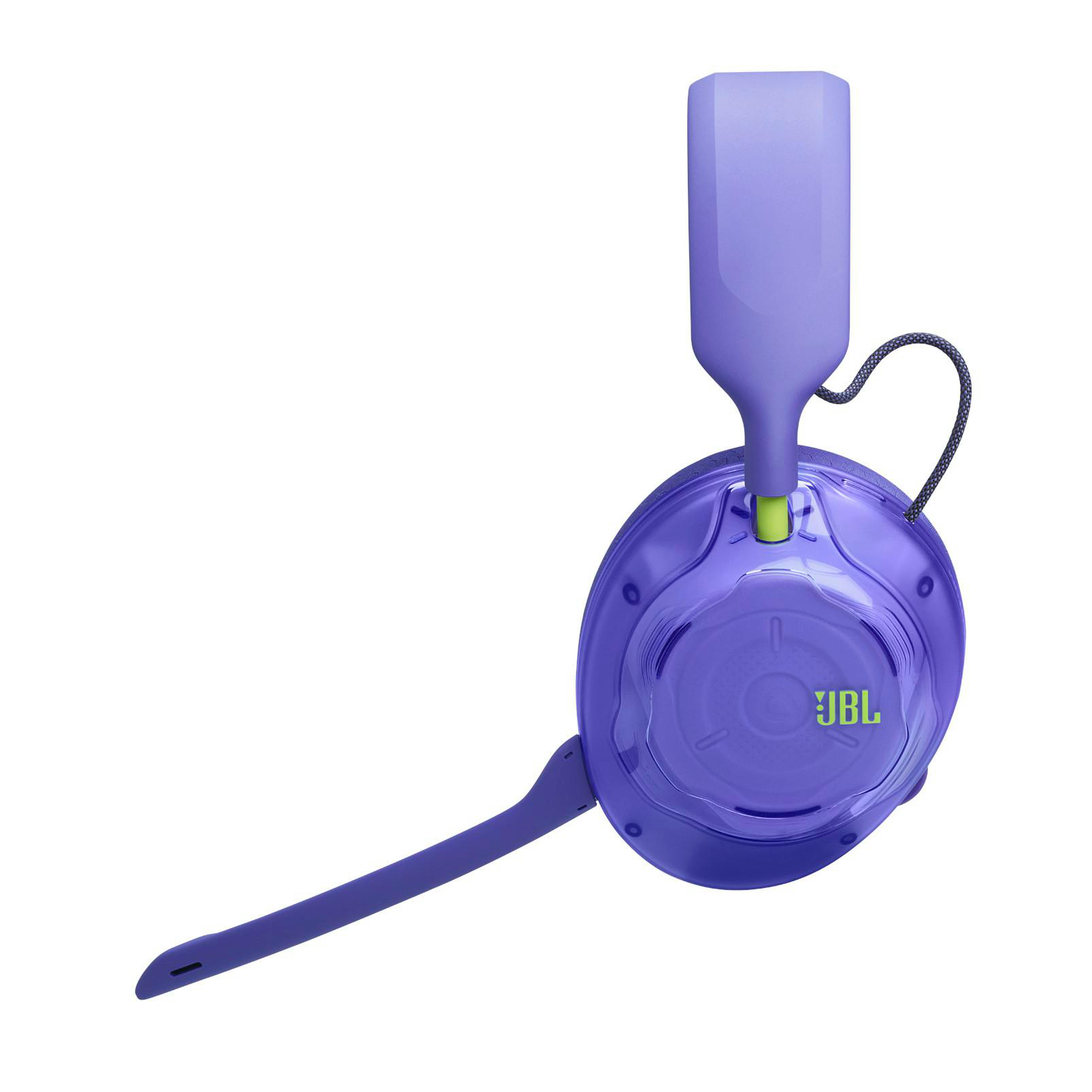 Violette JBL-Kopfhörer mit Mikrofonarm und grünem JBL-Logo auf der Ohrmuschel vor weißem Hintergrund.