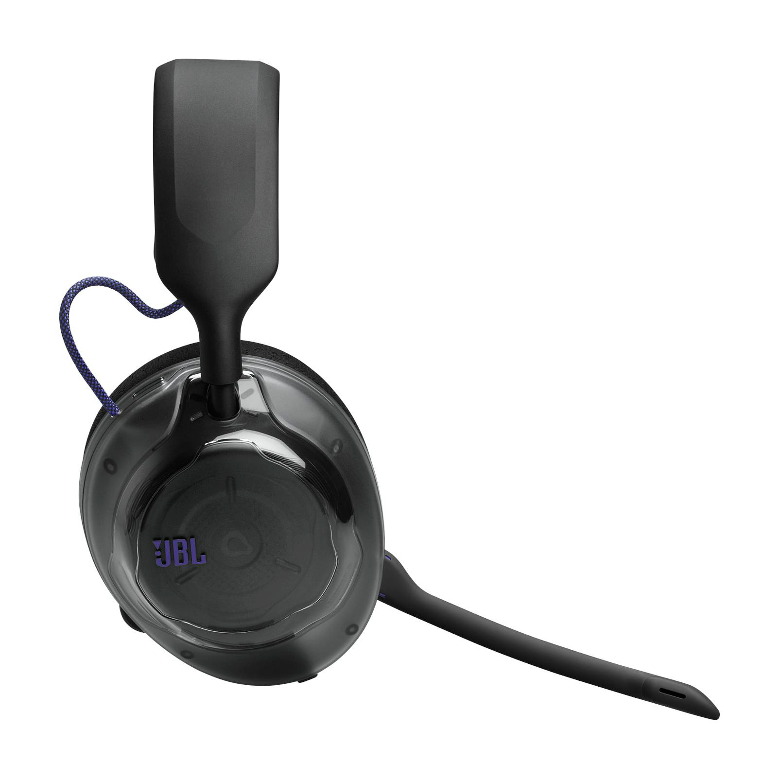 Schwarzes JBL-Gaming-Headset mit blauem Kabel und Mikrofon auf weißem Grund.