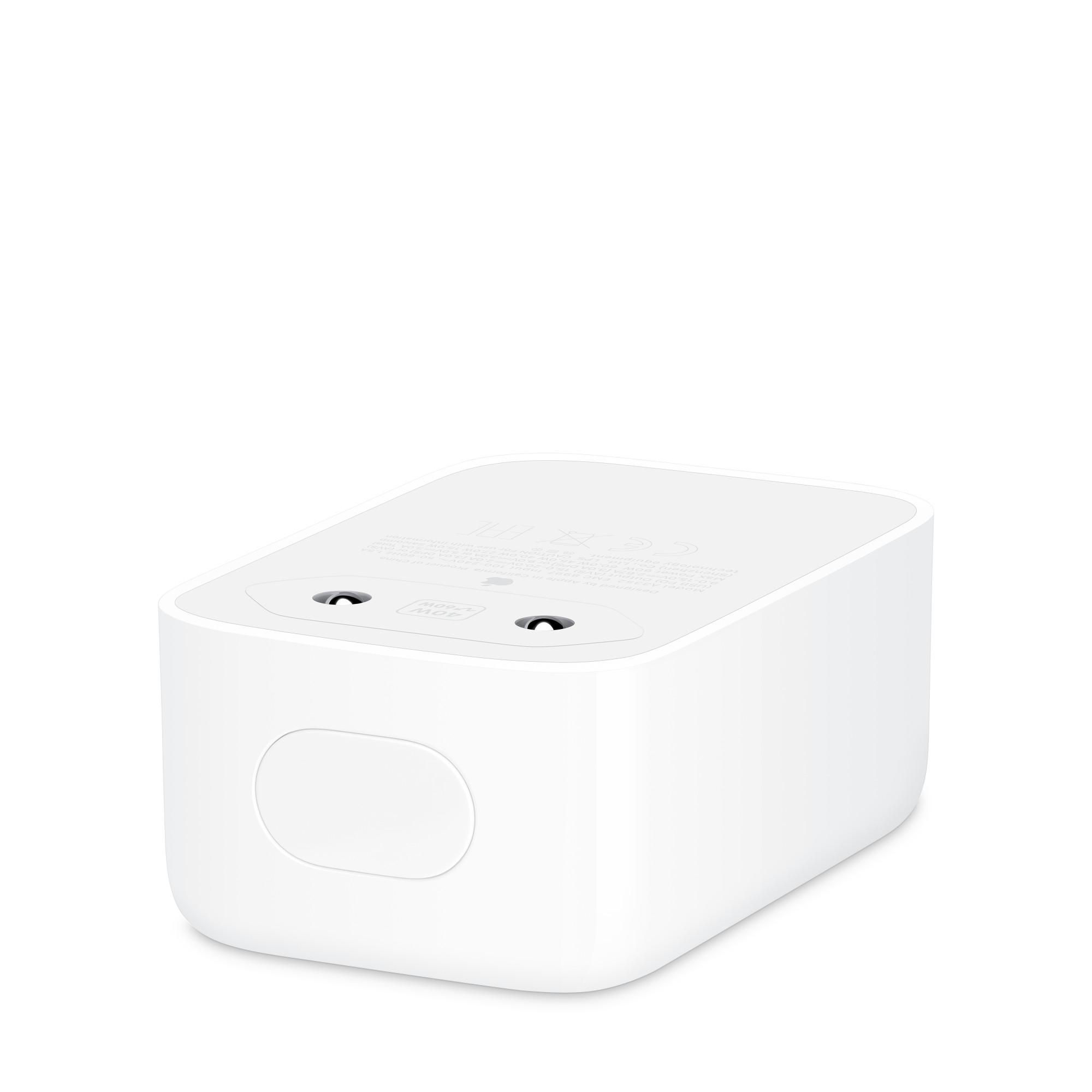 Ein weißes Apple-Netzteil liegt auf einer weißen Oberfläche mit zwei Ausklappstiften.