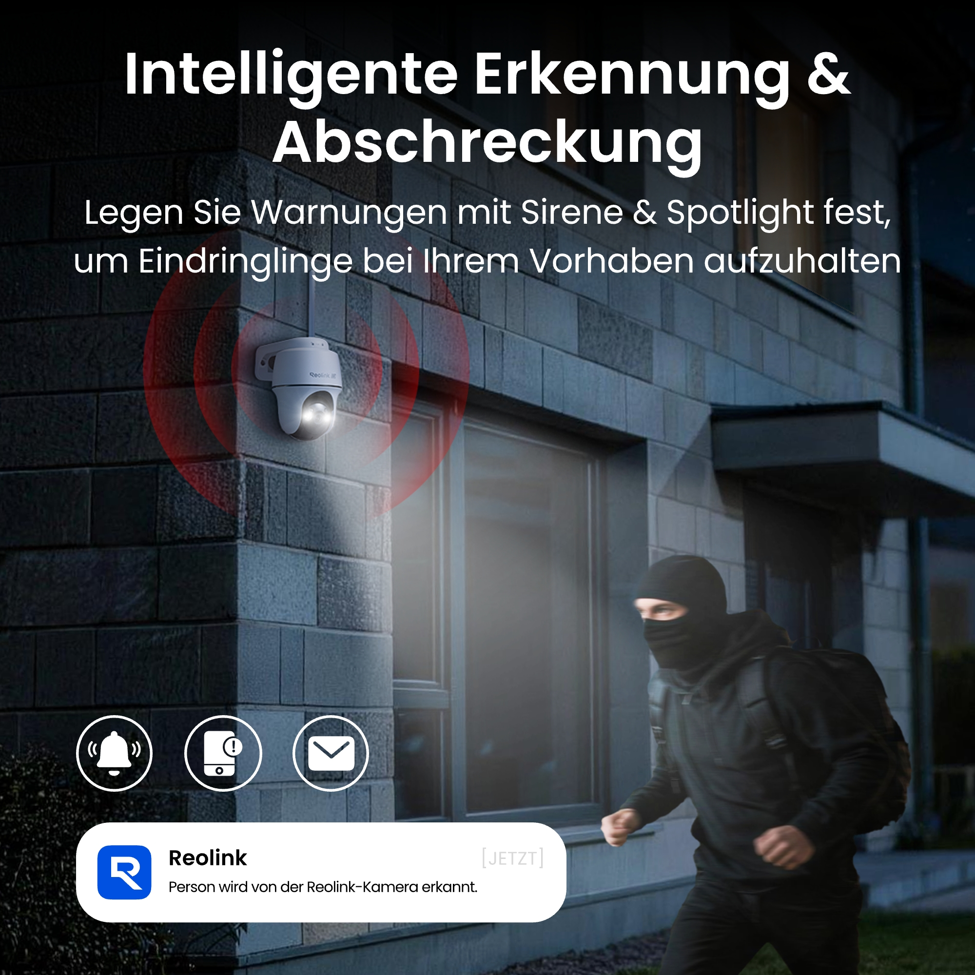 Überwachungskamera an einer Hauswand detektiert einen Einbrecher mit Maske.