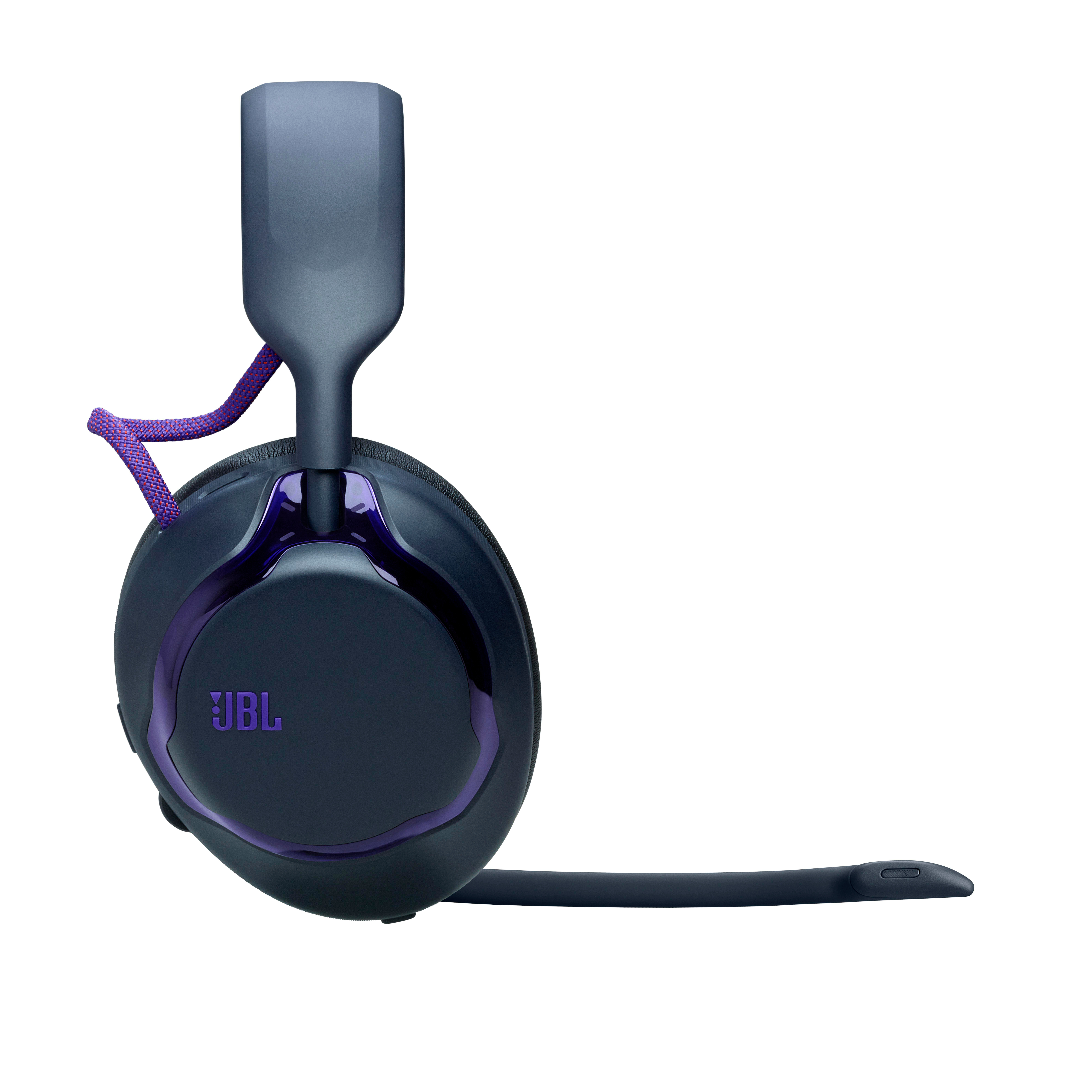 Dunkelblaues JBL Gaming-Headset mit Boom-Mikrofon, lila Akzenten und geflechtetem Kabel vor weißem Hintergrund.