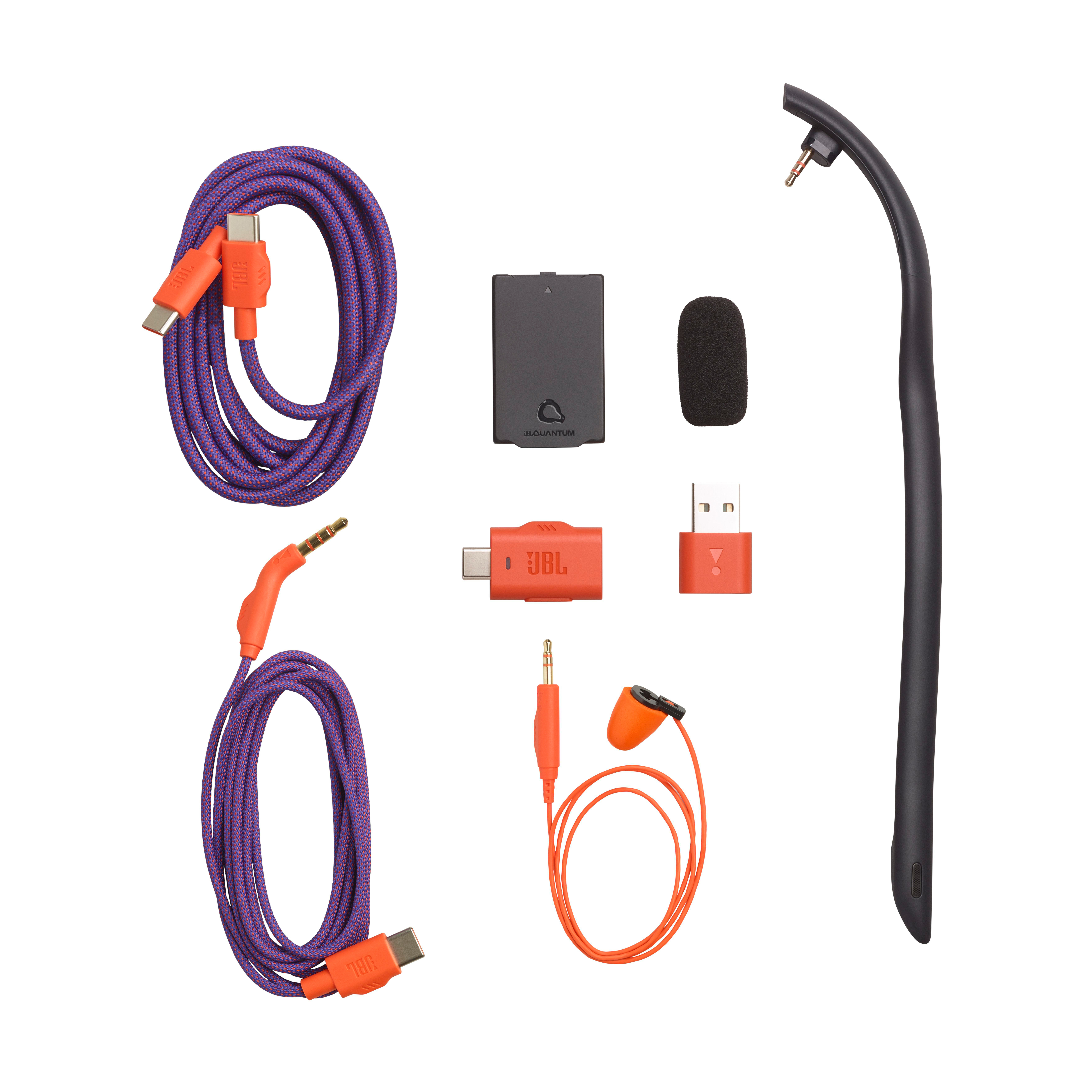 Verschiedene Audiokabel, Adapter, ein Mikrofon und Zubehör auf weißem Hintergrund.