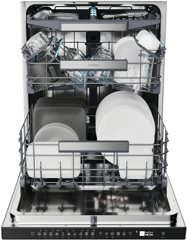 Geöffnete Haier Spülmaschine mit voll beladenen Körben voller Teller, Gläser und Besteck.