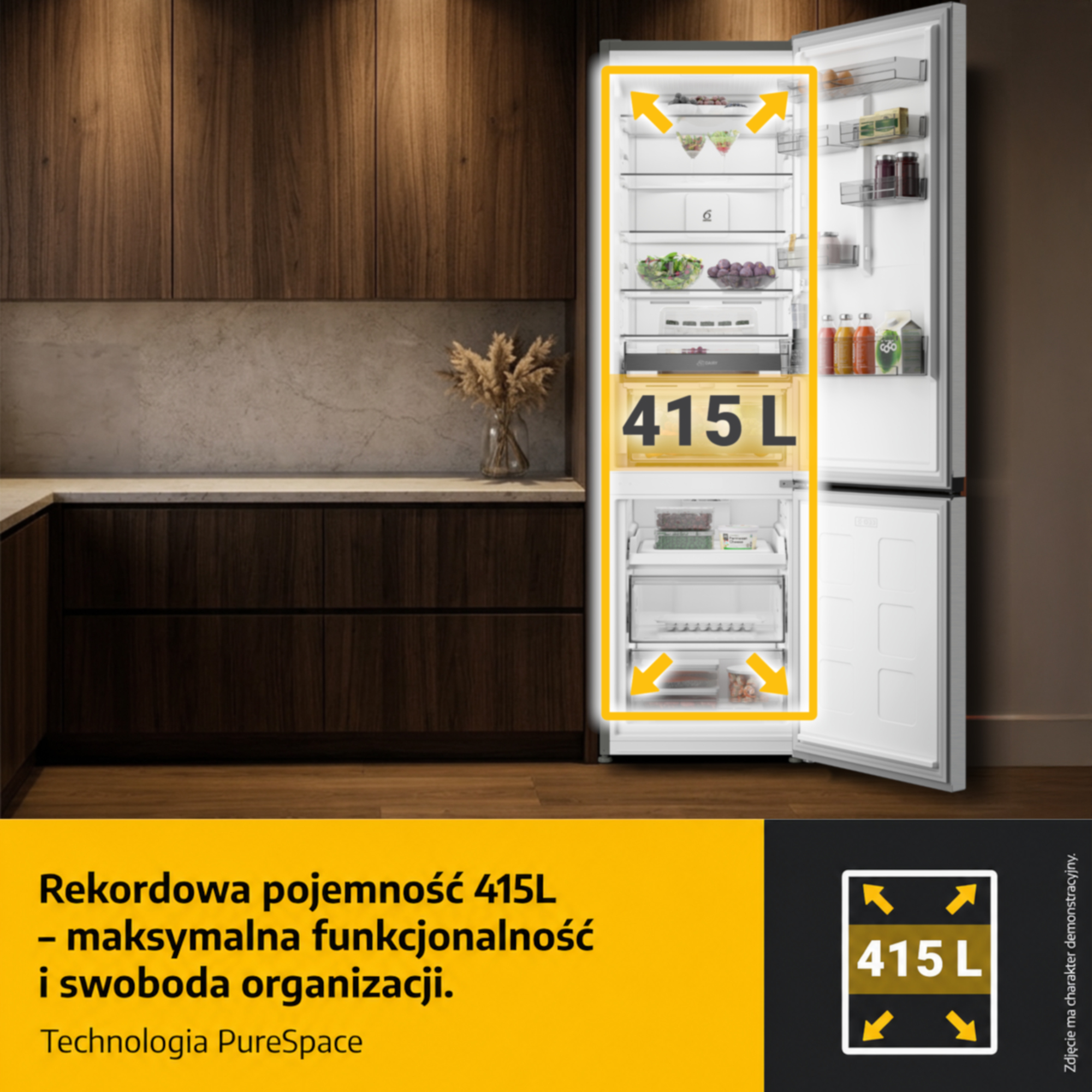 Otwarta srebrna lodówka w nowocześnie urządzonej kuchni o pojemności 415L.