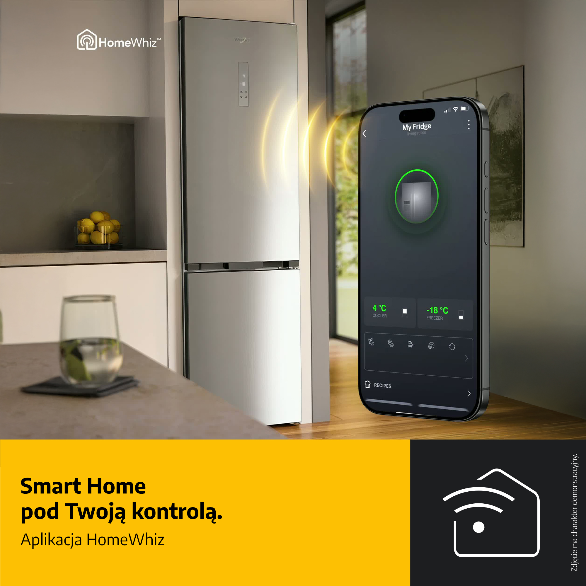 Smartfon bezprzewodowo łączy się z nowoczesną lodówką ze stali nierdzewnej w kuchni.