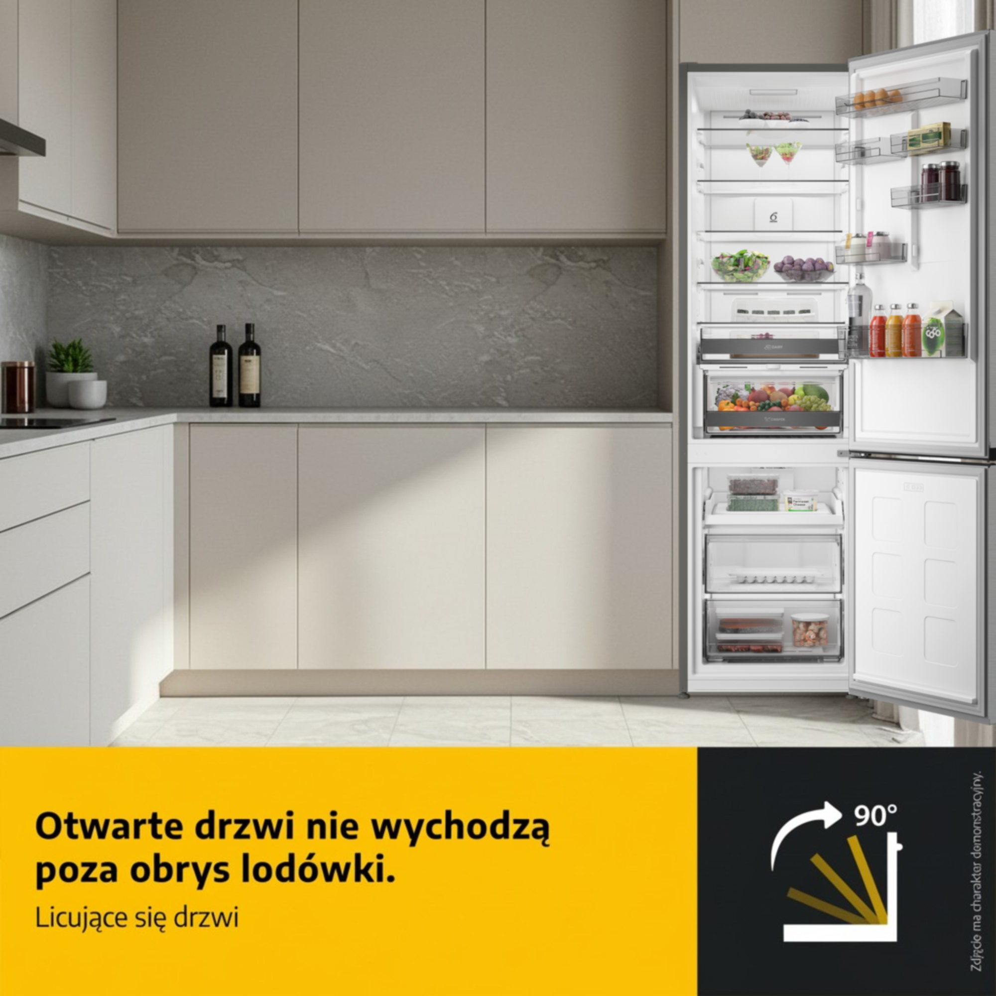 Otwarte drzwi lodówki nie wychodzą poza obrys, zaprezentowane w nowoczesnej kuchni.