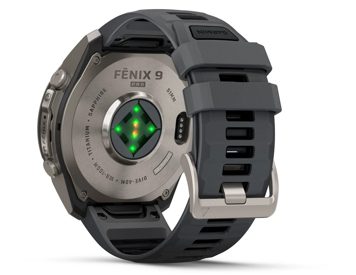 Tył smartwatcha Garmin Fenix 9 Pro z szarym silikonowym paskiem i czujnikami.