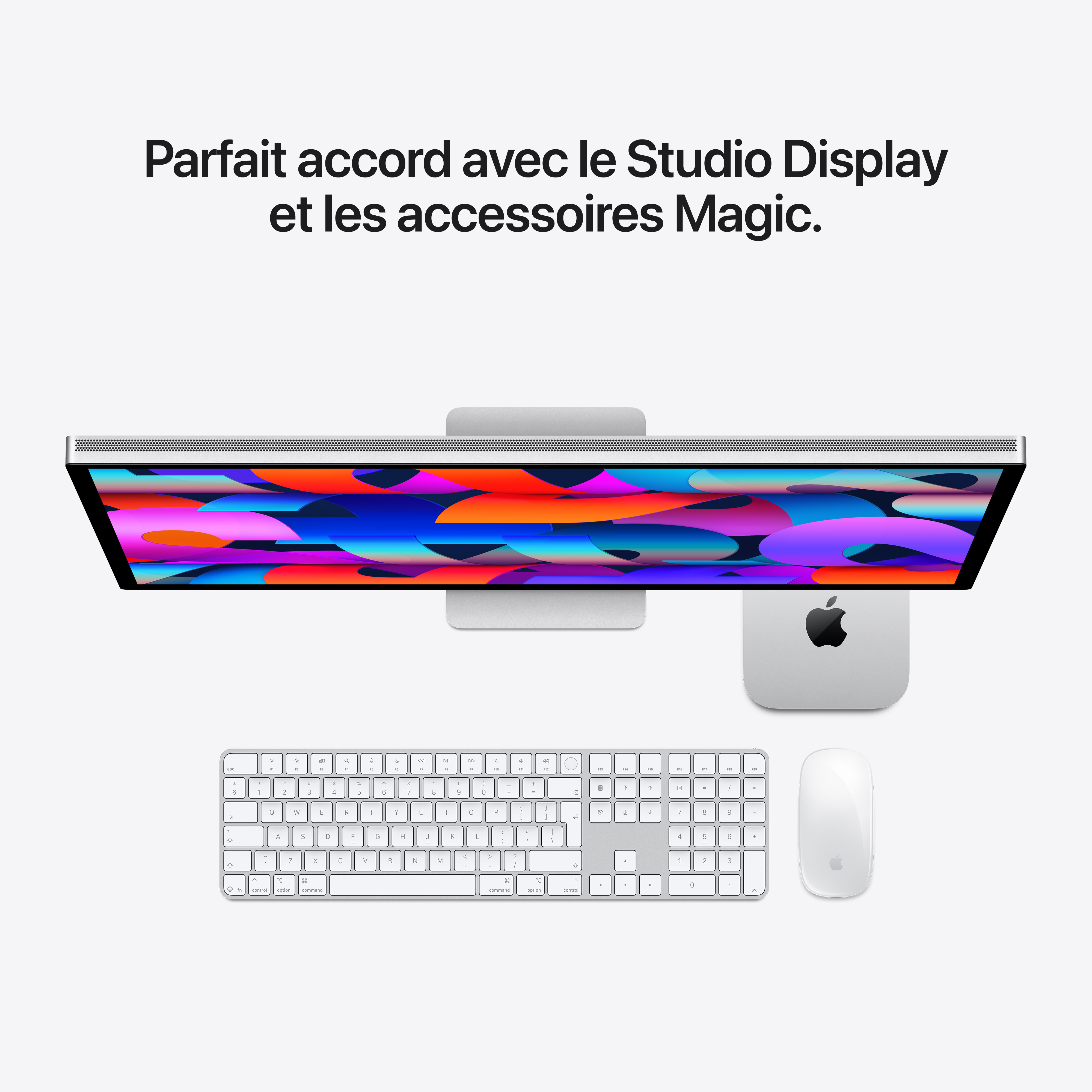 Vue de dessus d'un Apple Mac Studio avec moniteur, clavier et souris sur fond blanc.