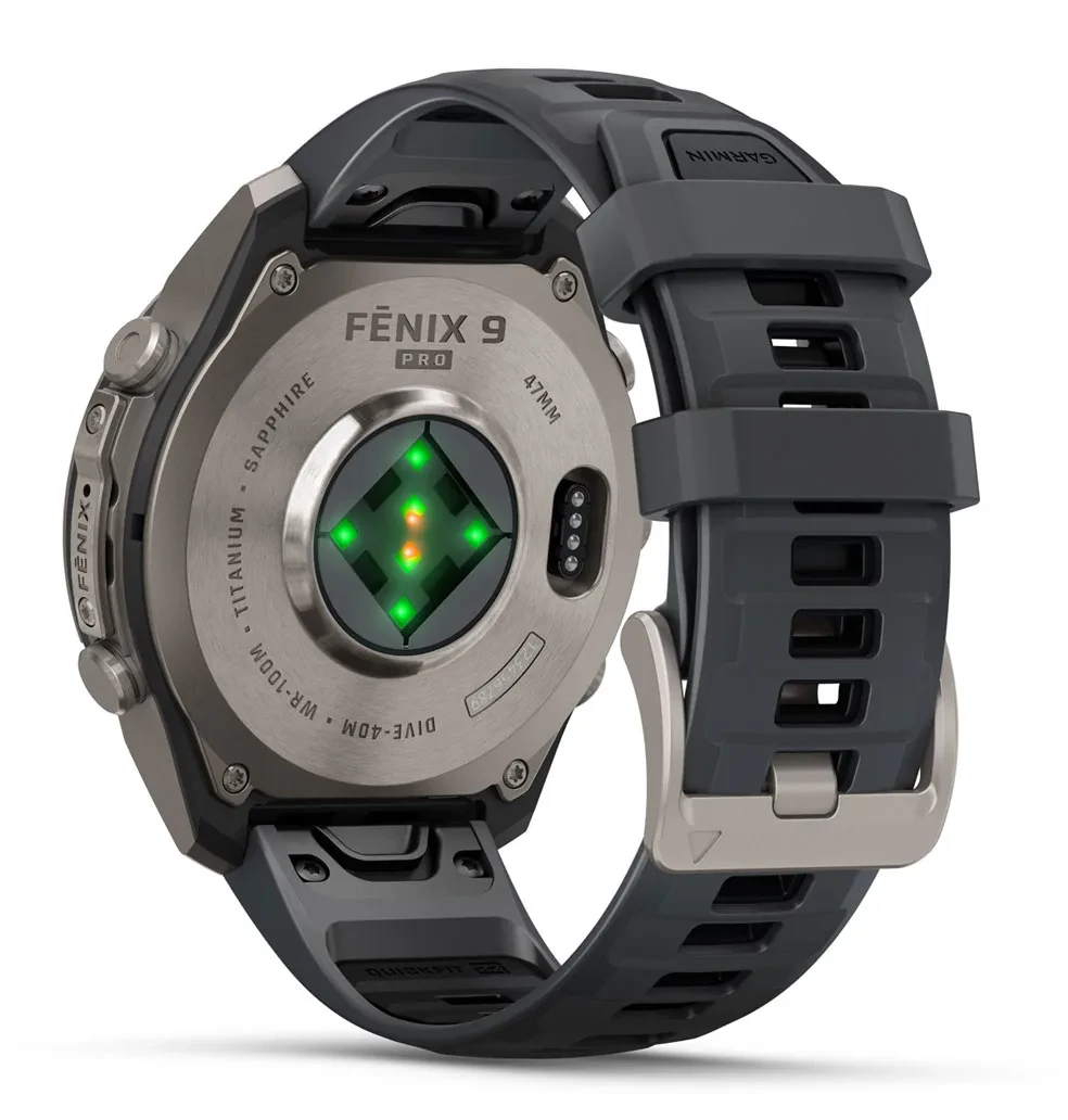 Tył smartwatcha Garmin Fenix 9 Pro z czujnikiem tętna i ciemnoszarym silikonowym paskiem.