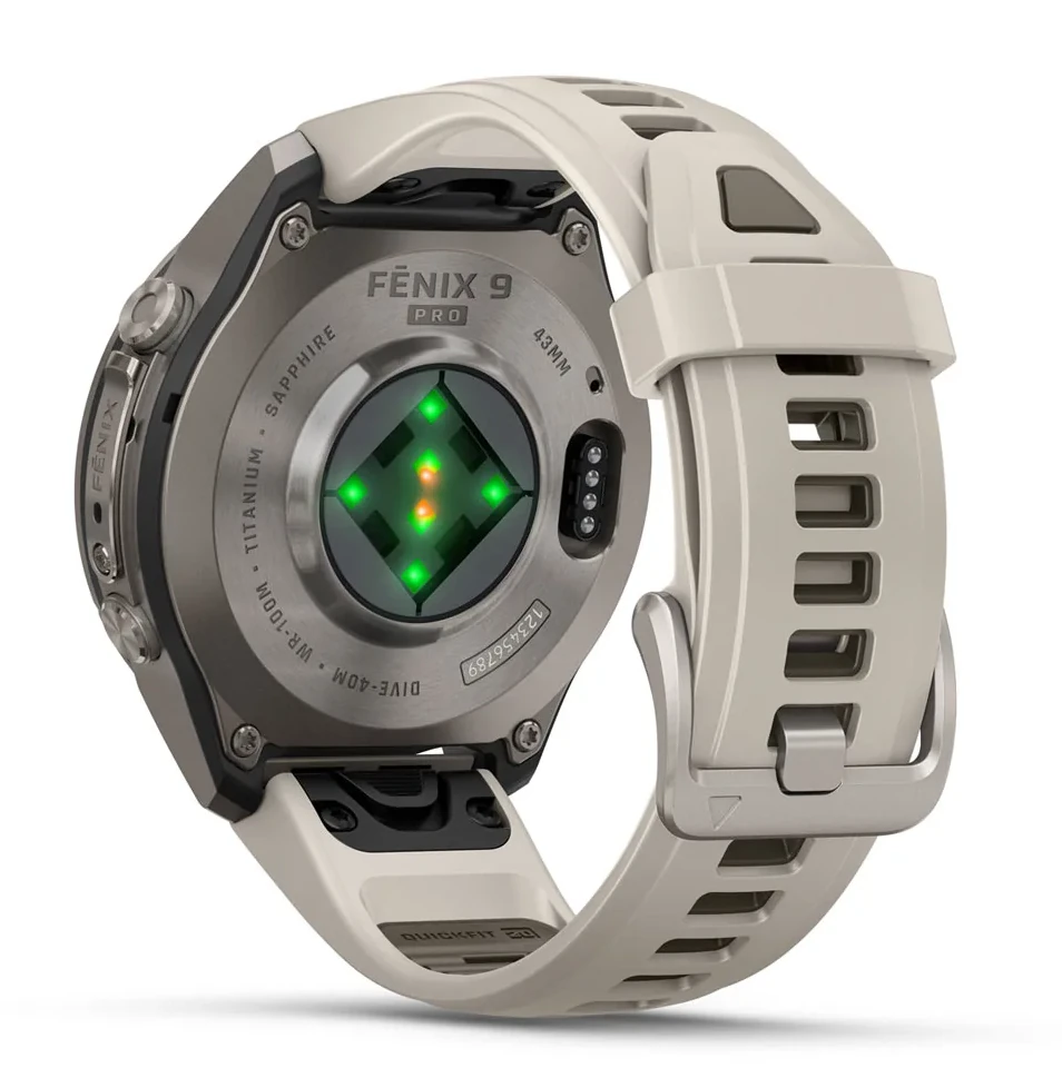 Tył zegarka Garmin Fenix 9 Pro z świecącym na zielono czujnikiem i jasnym silikonowym paskiem.