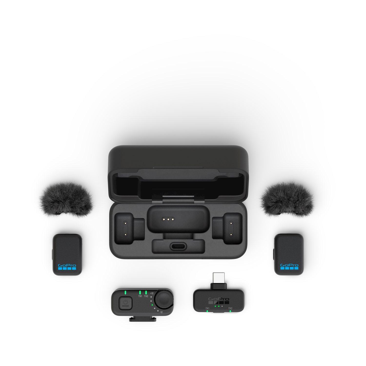 Kit microfono GoPro con custodia di ricarica, due trasmettitori, due antivento e ricevitore su bianco.