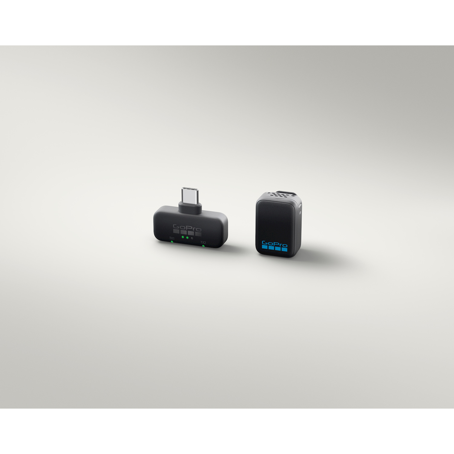 Due dispositivi GoPro neri con loghi blu e indicatori LED su una superficie chiara.