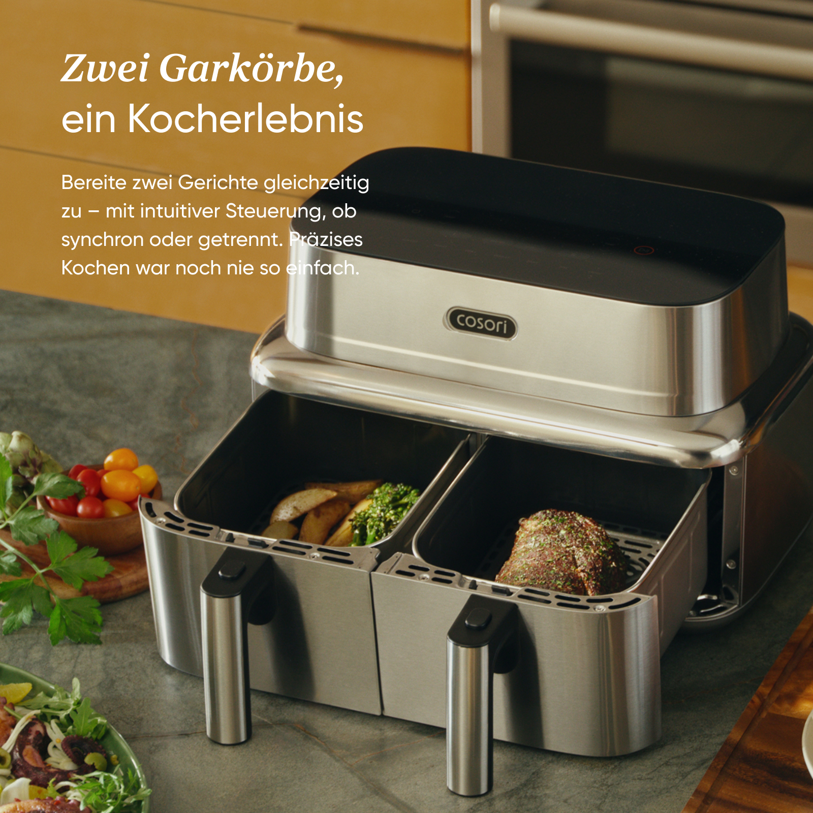 Eine silberne Cosori Heißluftfritteuse mit zwei offenen Körben und Lebensmitteln, auf einer Küchentheke stehend.