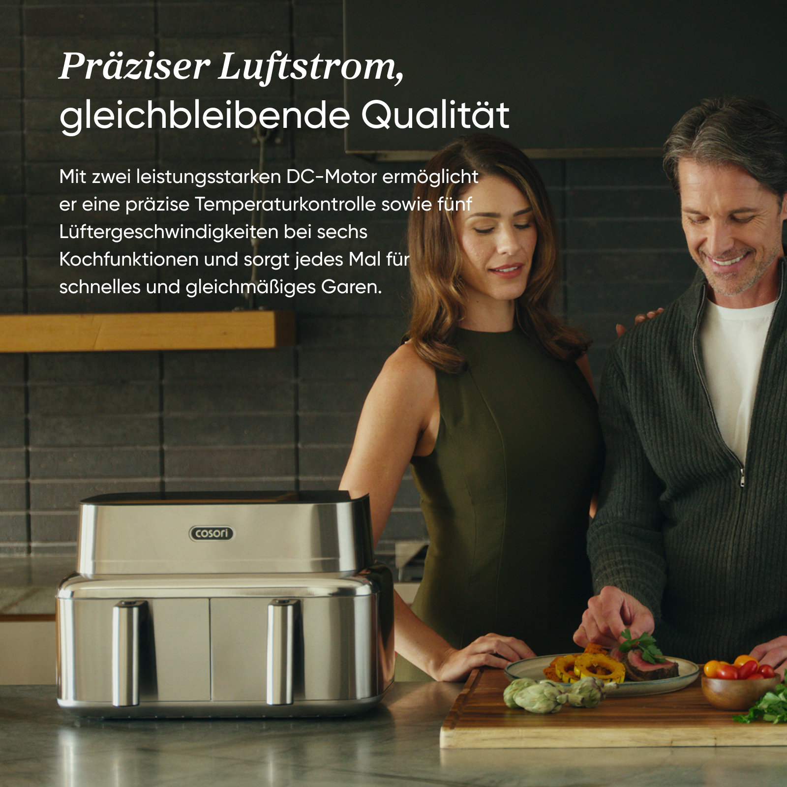 Ein lächelndes Paar kocht in einer modernen Küche mit einer Cosori Heißluftfritteuse und deutschem Werbetext.