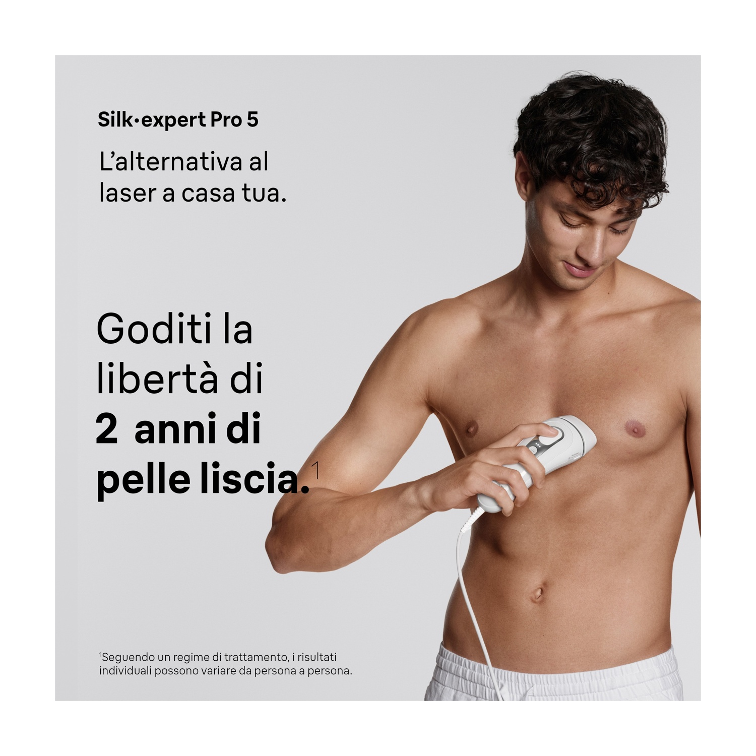 Un uomo usa un dispositivo bianco sul petto vicino a del testo in italiano.