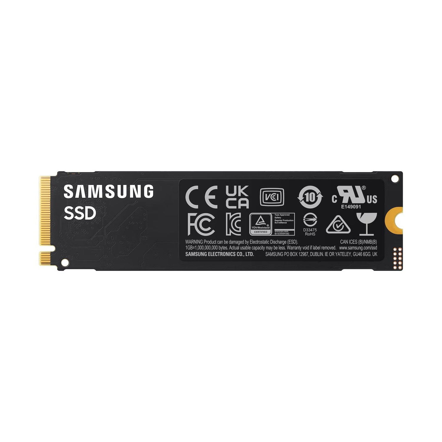 Un SSD M.2 NVMe Samsung nero con loghi del marchio e certificazioni di conformità su sfondo bianco.
