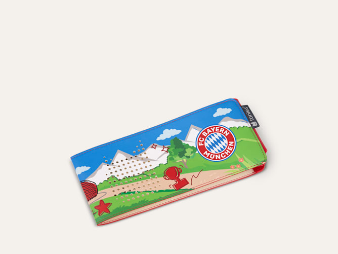 Gepolstertes FC Bayern München Federmäppchen mit Cartoon-Landschaftsdesign inklusive Bergen, Pokal und Stern.