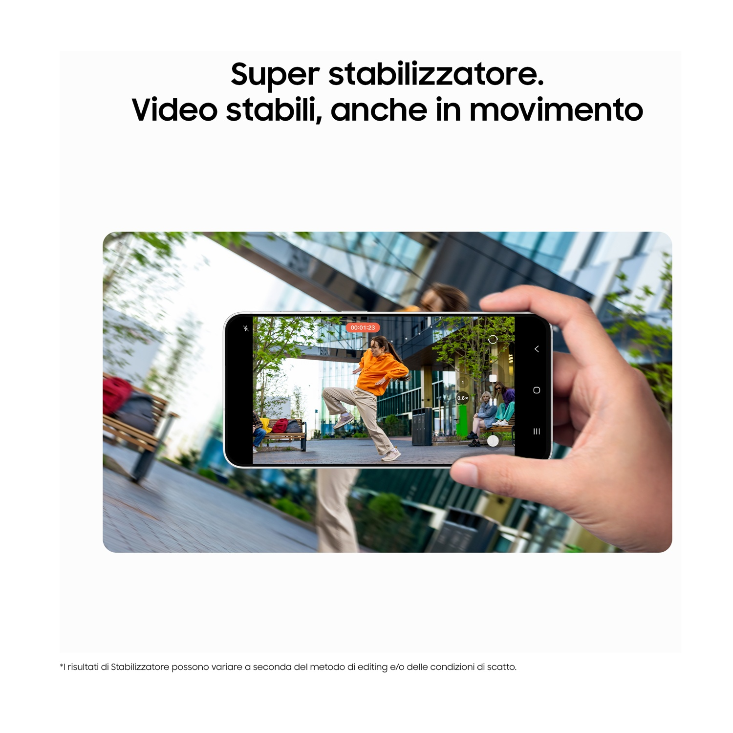 Una mano tiene uno smartphone che cattura un video stabile di una persona che balla all'aperto.