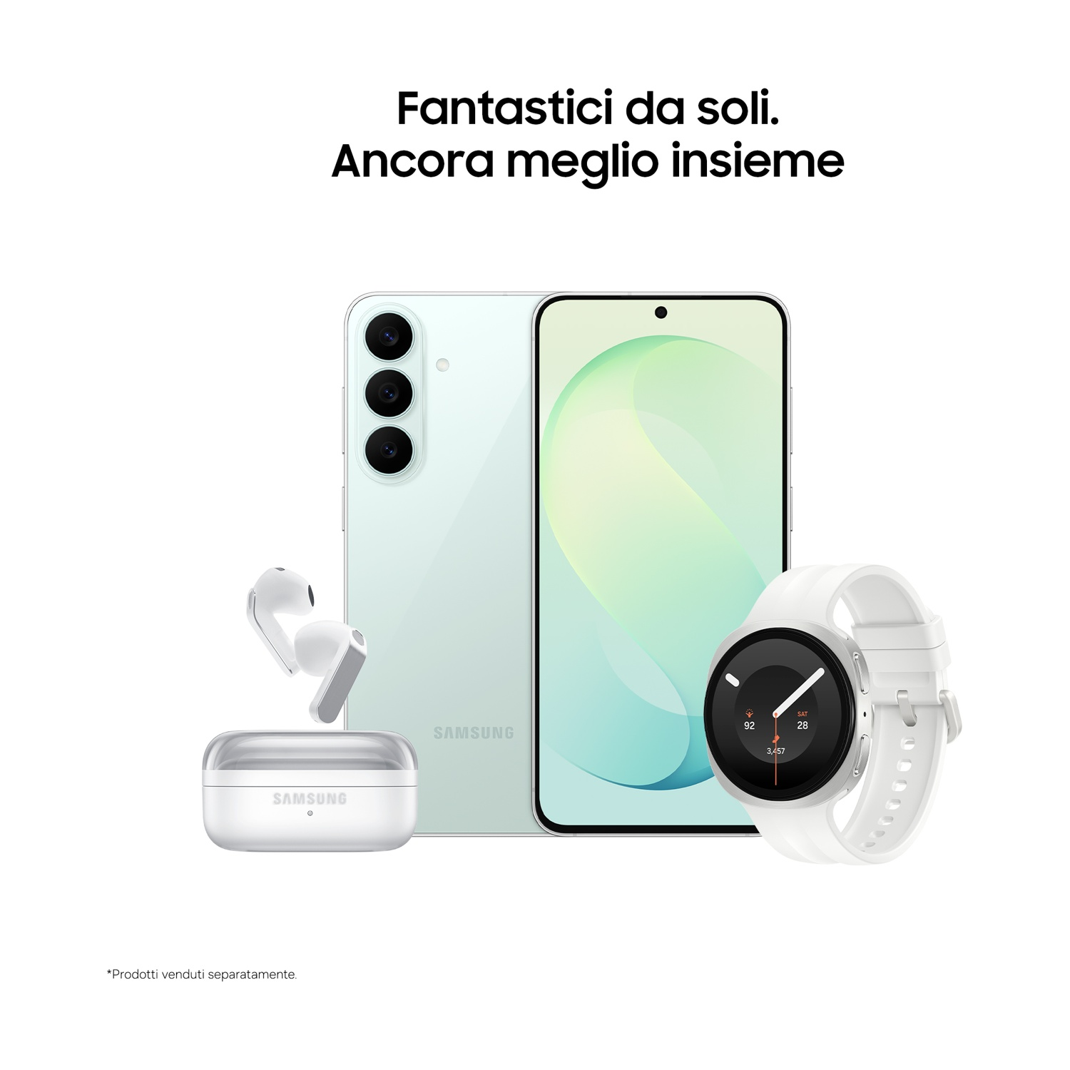 Ecosistema Samsung con smartphone verde chiaro, smartwatch bianco e auricolari wireless su sfondo bianco.