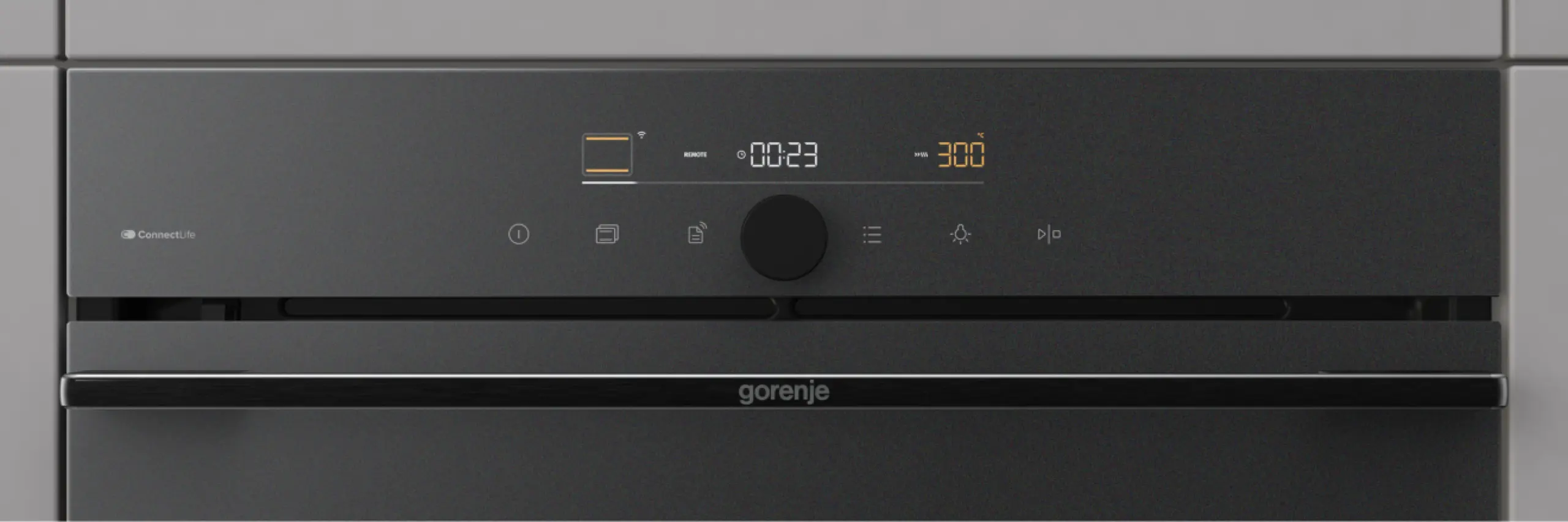 Egy fekete Gorenje sütő vezérlőpultja digitális kijelzővel, amelyen a 00:23 idő és 300 fok látható.