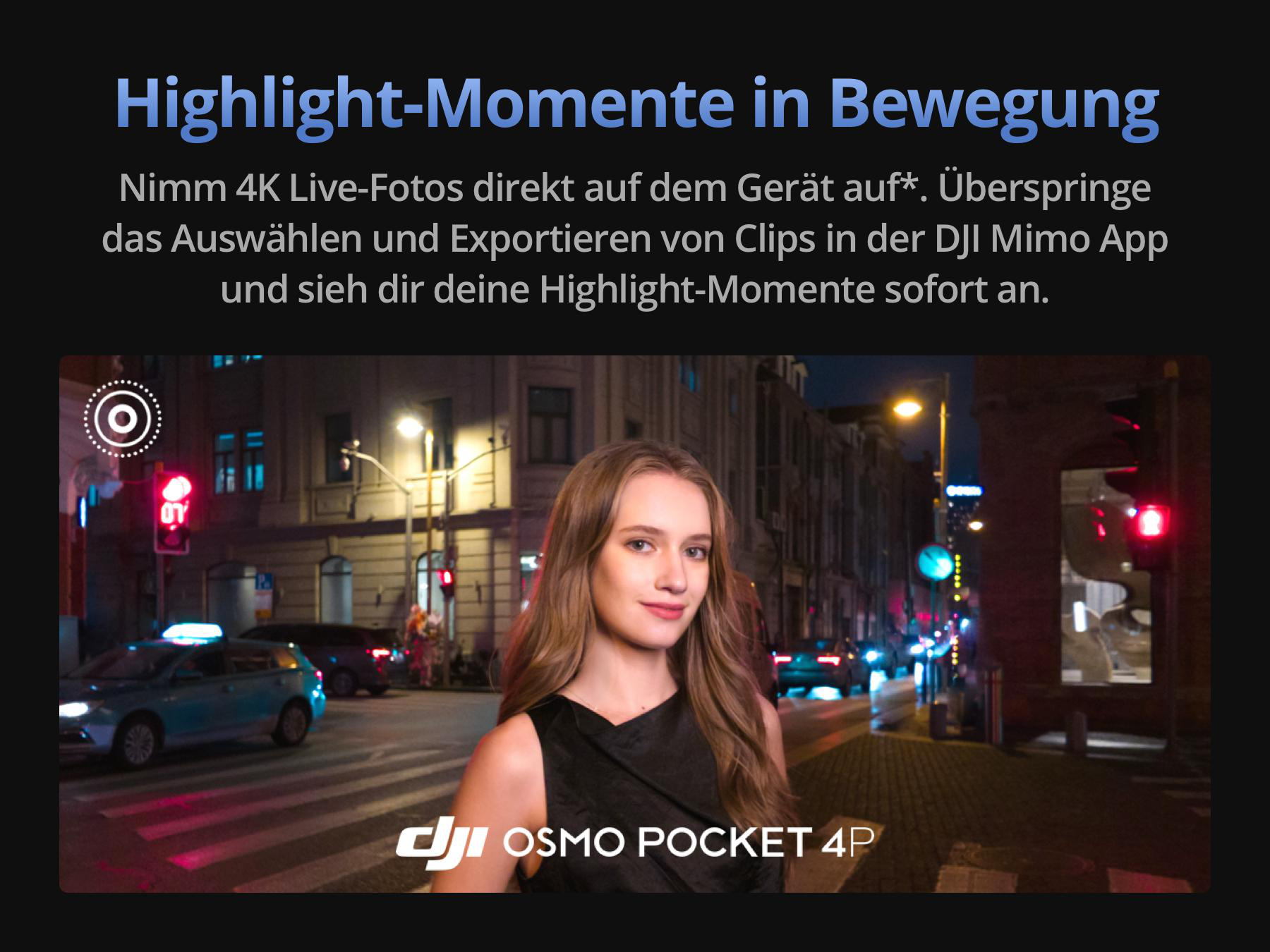 Eine junge Frau steht abends auf einer beleuchteten Stadtstraße mit Autos im Hintergrund.