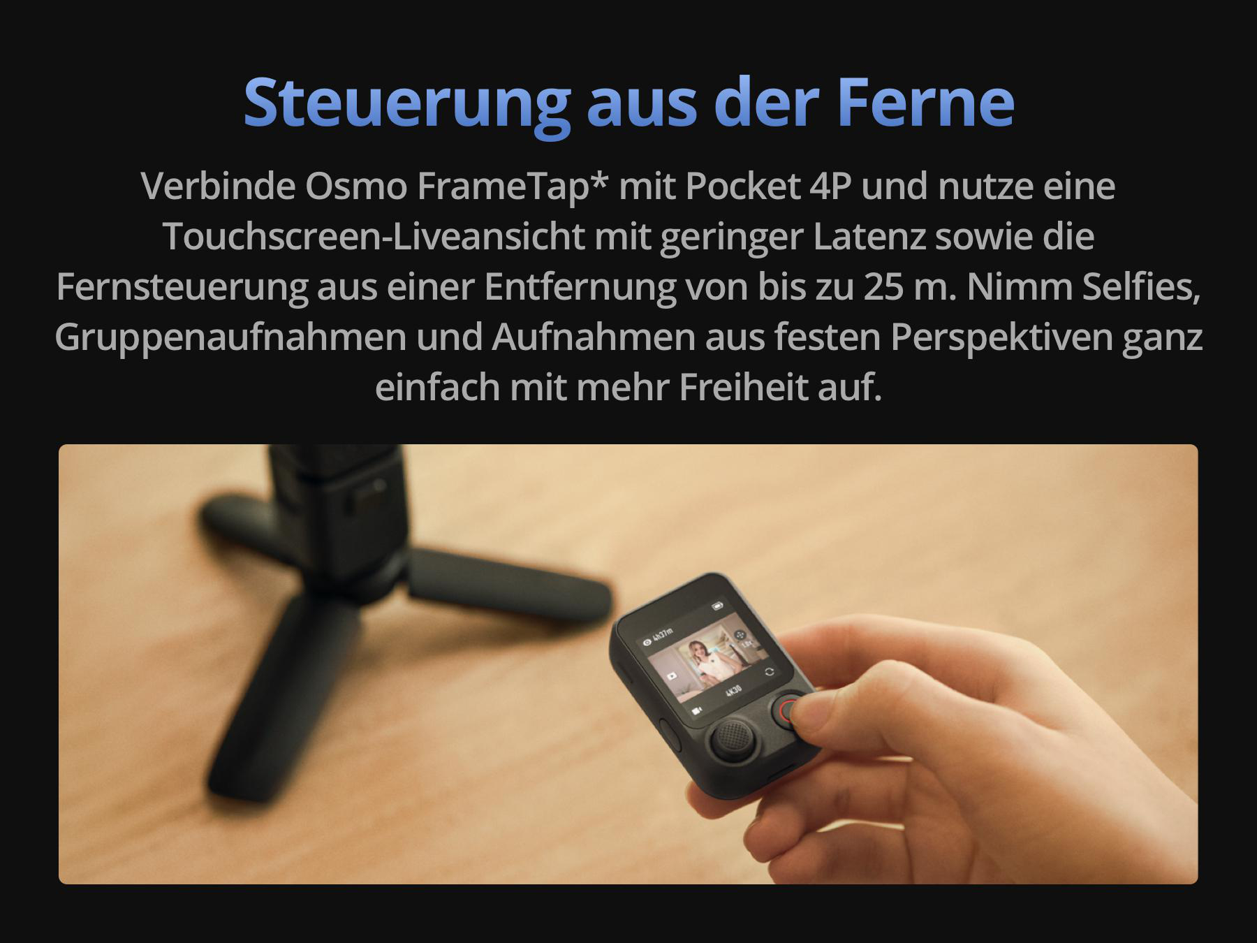 Hand hält eine kleine schwarze Fernbedienung mit Bildschirm und Joystick, im Hintergrund ein Stativ.