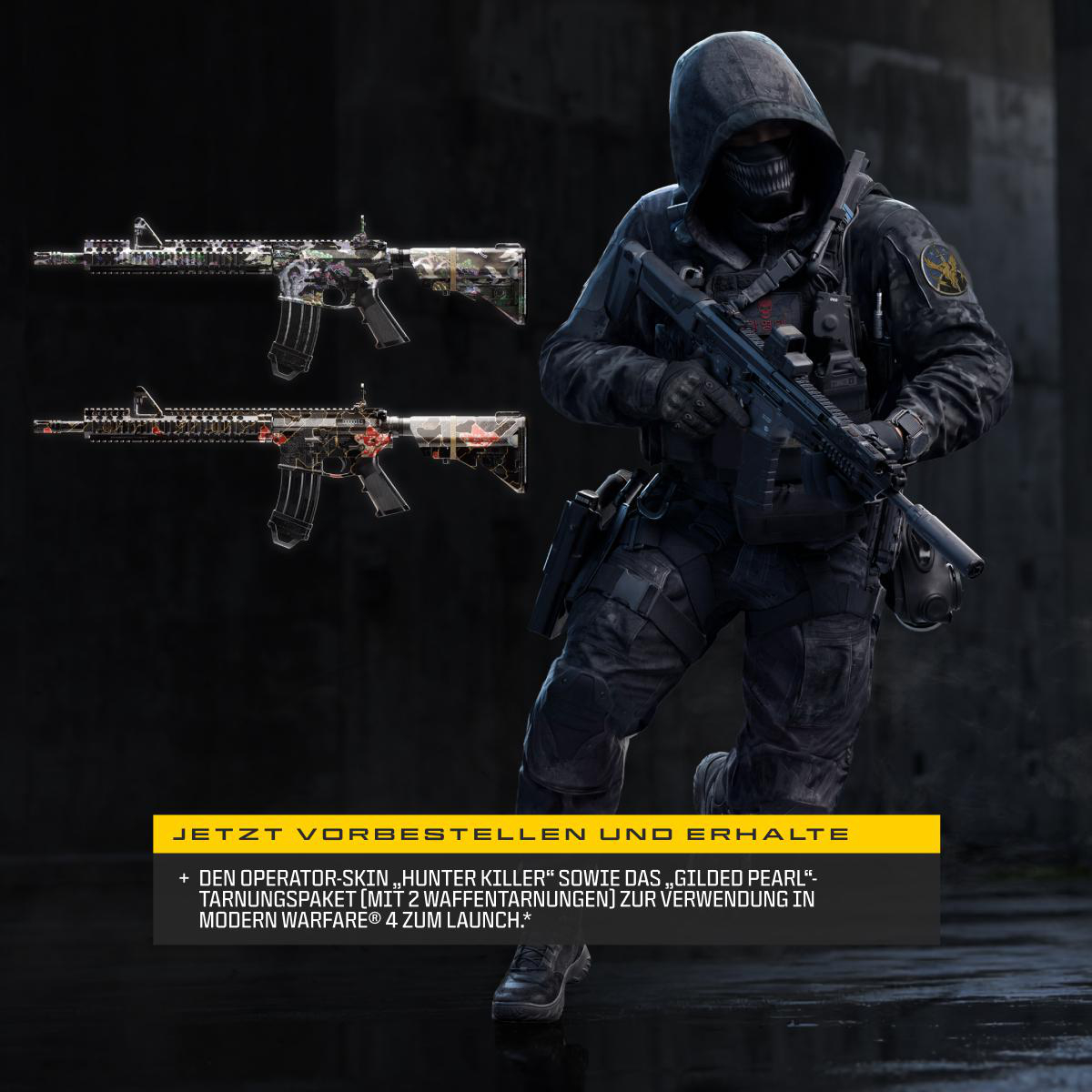 Ein Soldat im schwarzen Kapuzenpullover hält ein Sturmgewehr. Links sind zwei Waffen zu sehen.