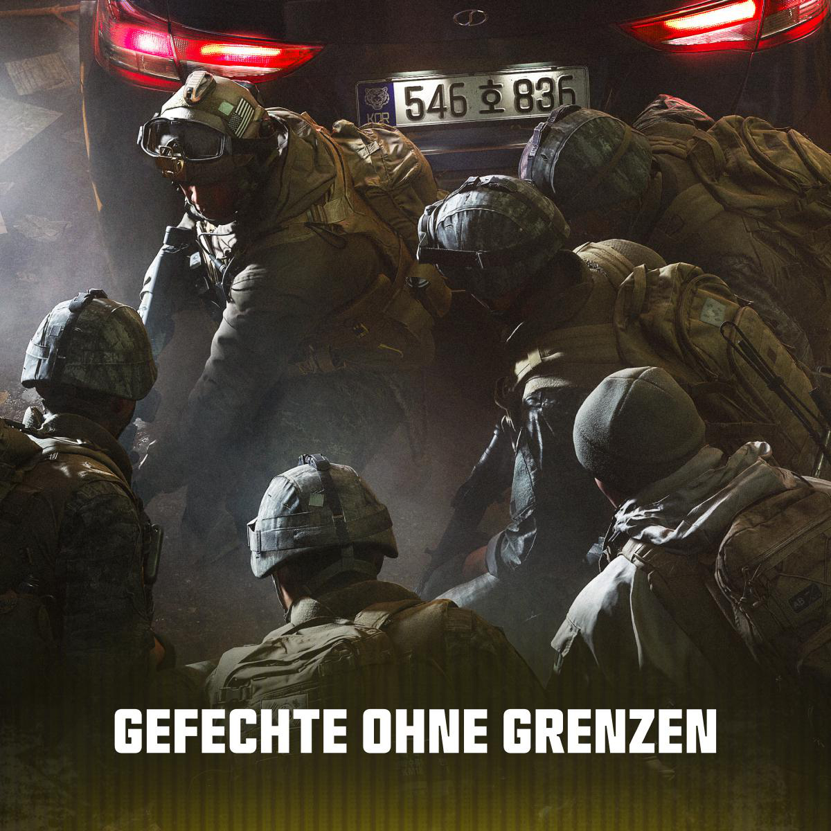 Sechs Soldaten in Tarnkleidung und Helmen ducken sich hinter einem Auto mit koreanischem Kennzeichen.