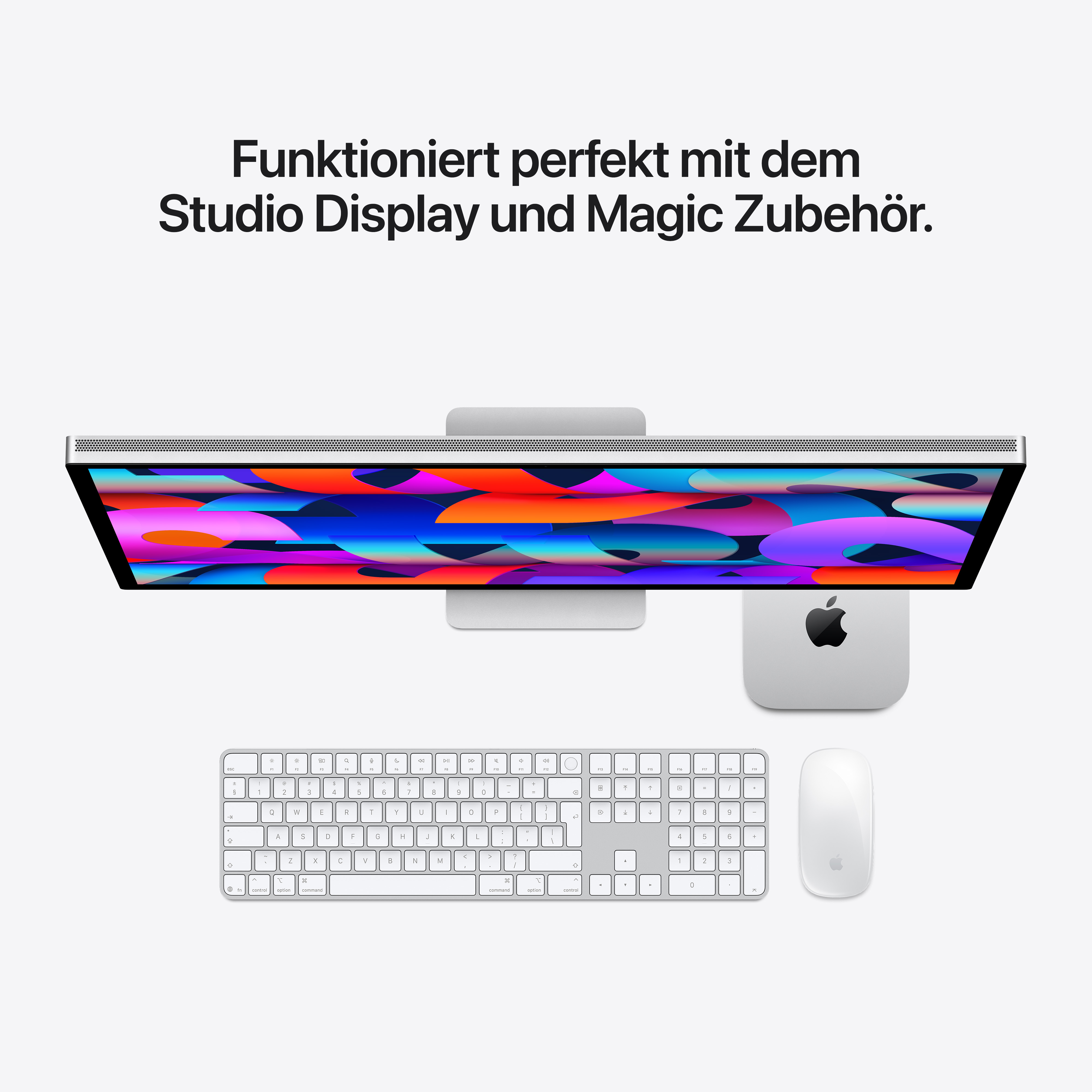 Studiomonitor, Mac mini, Magic Keyboard und Maus auf hellem Hintergrund mit deutschem Werbetext.